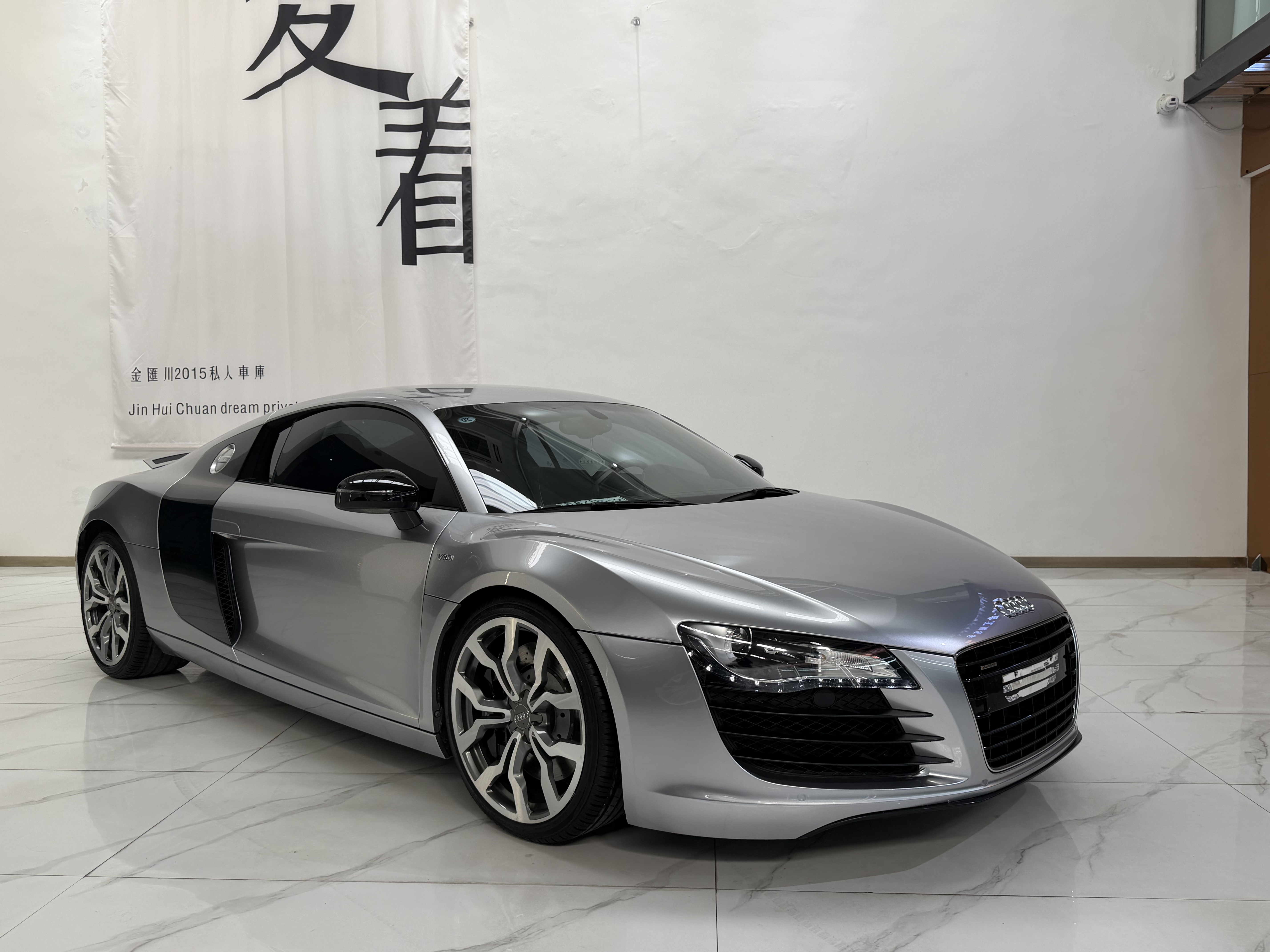 Audi R8 2010 car image #2