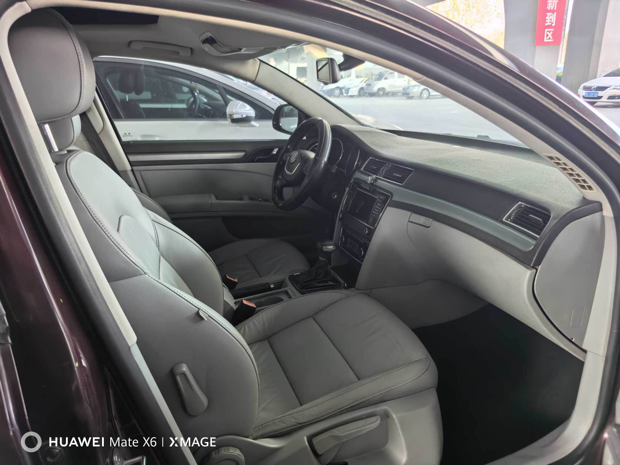 Skoda Superb 2010 car image #2