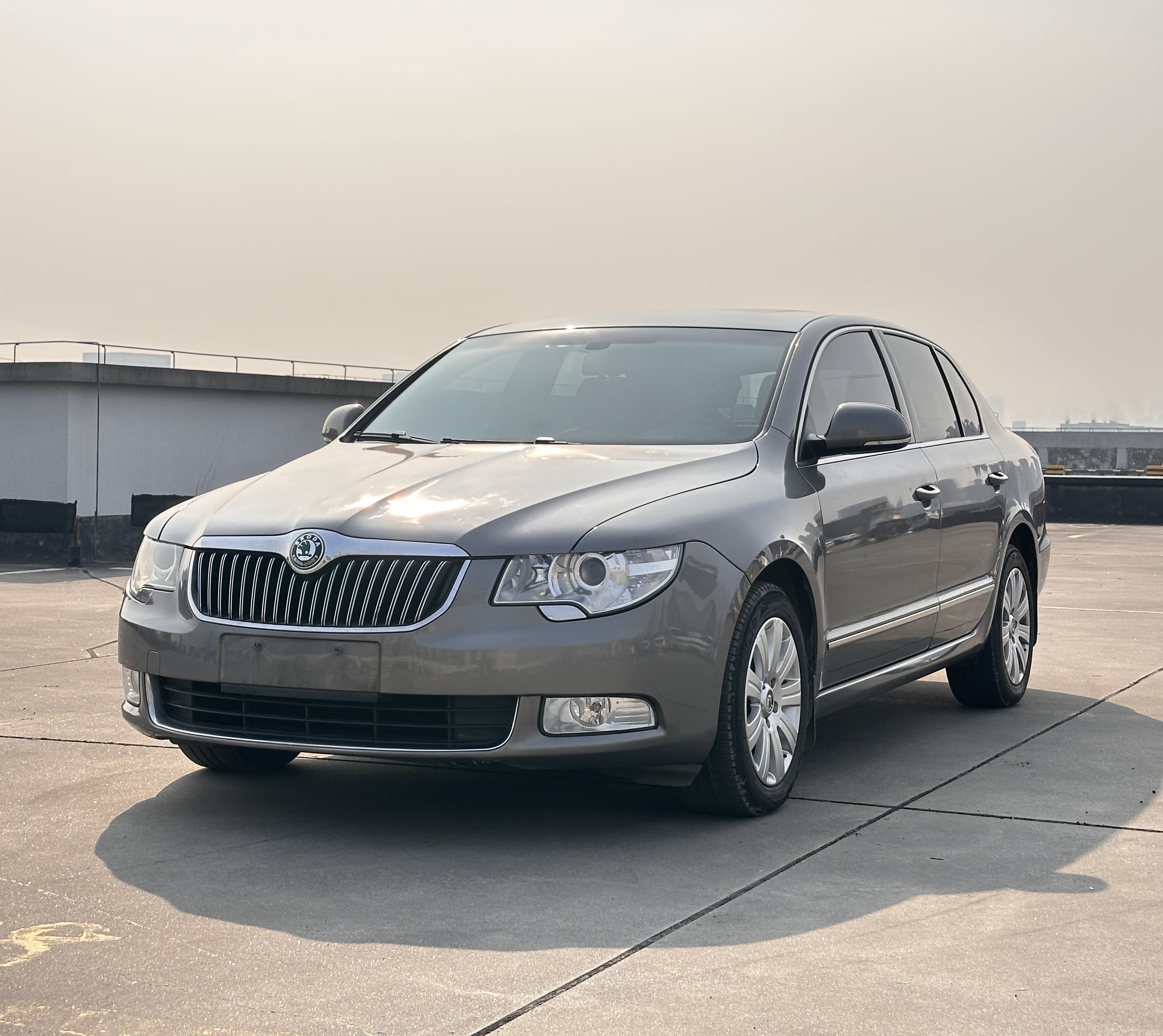 Skoda Superb 2011 car image #2