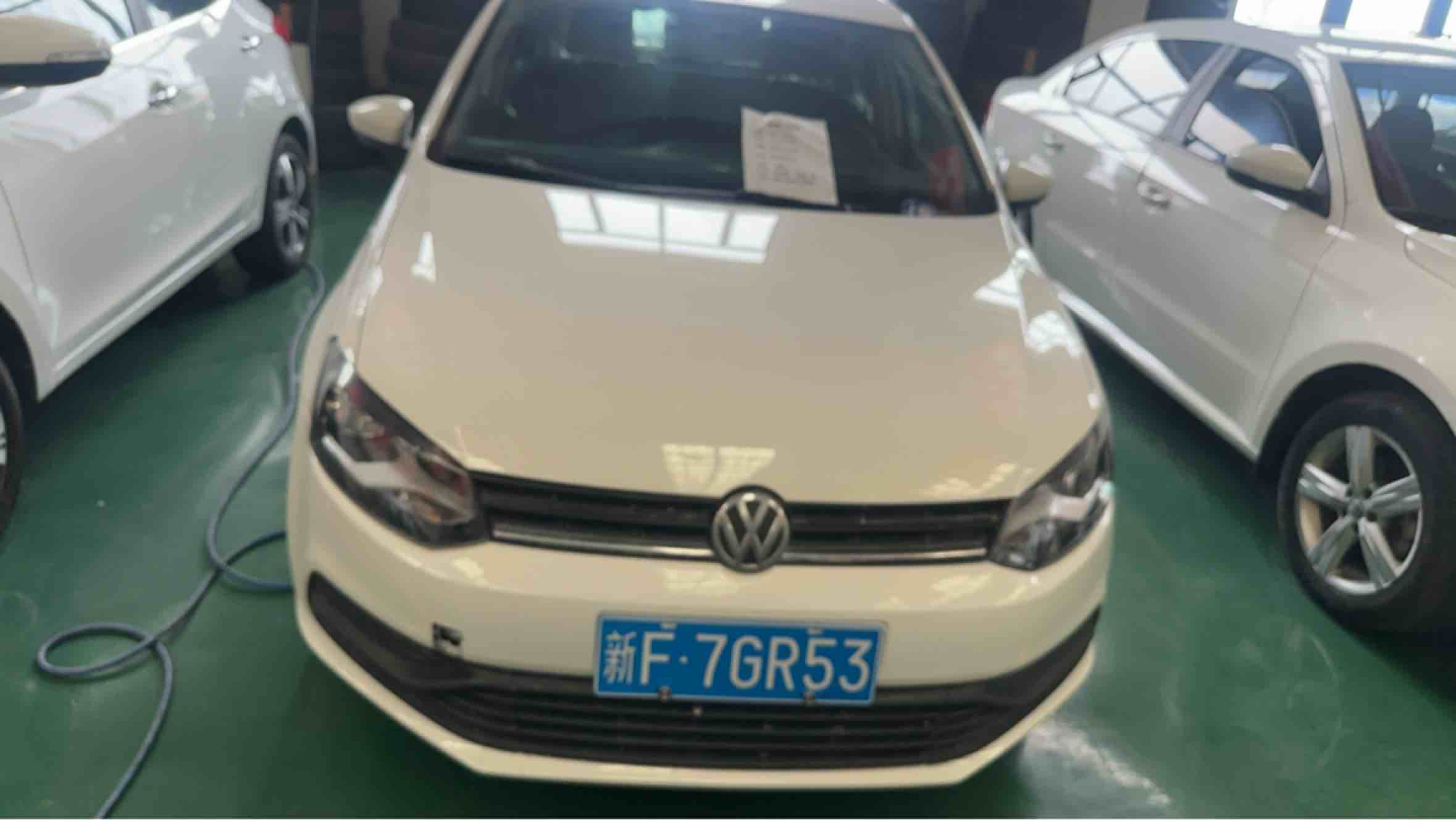 Volkswagen Polo 2015 car image #2