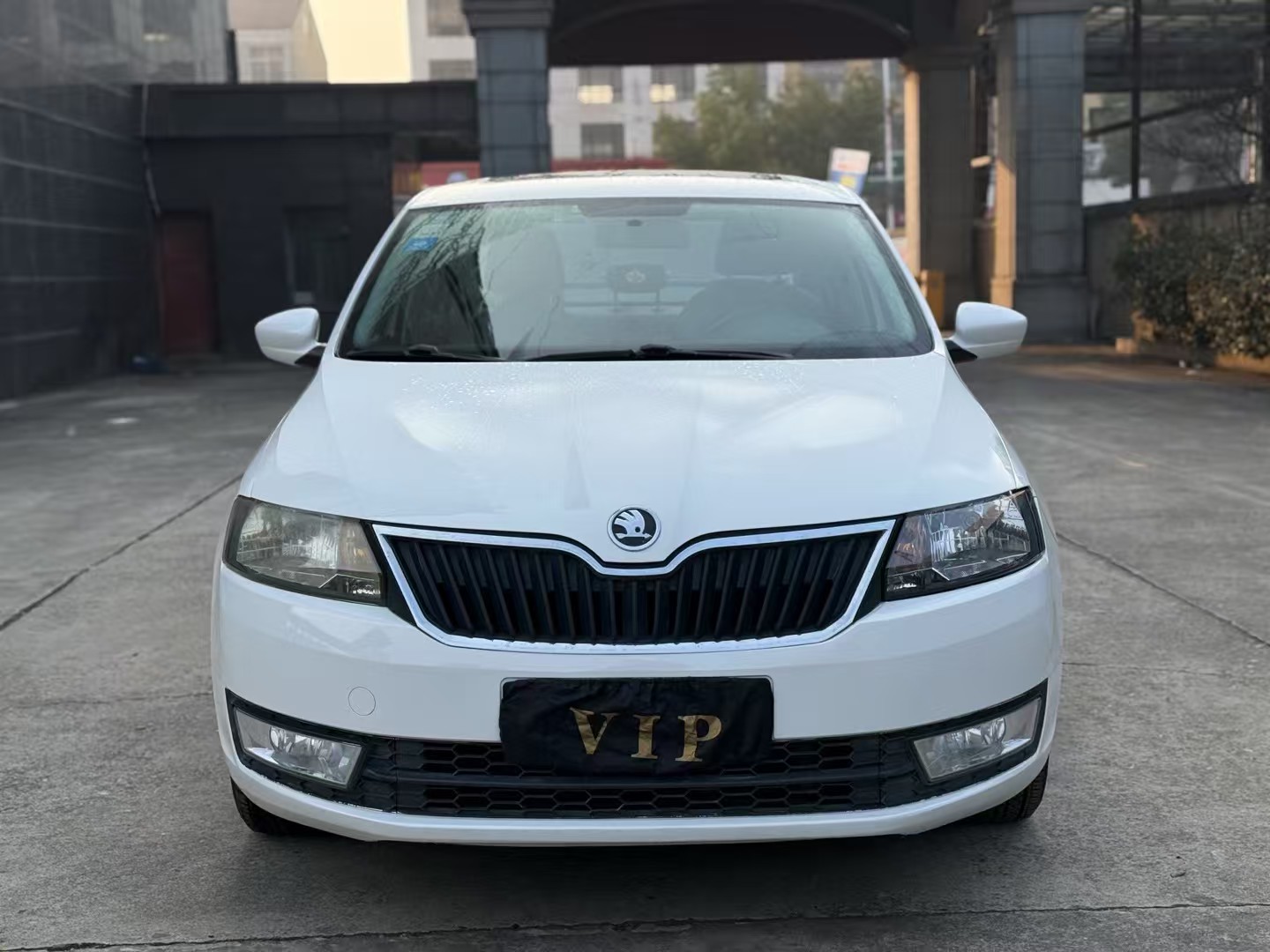 Skoda Rapid 2015 car image #2