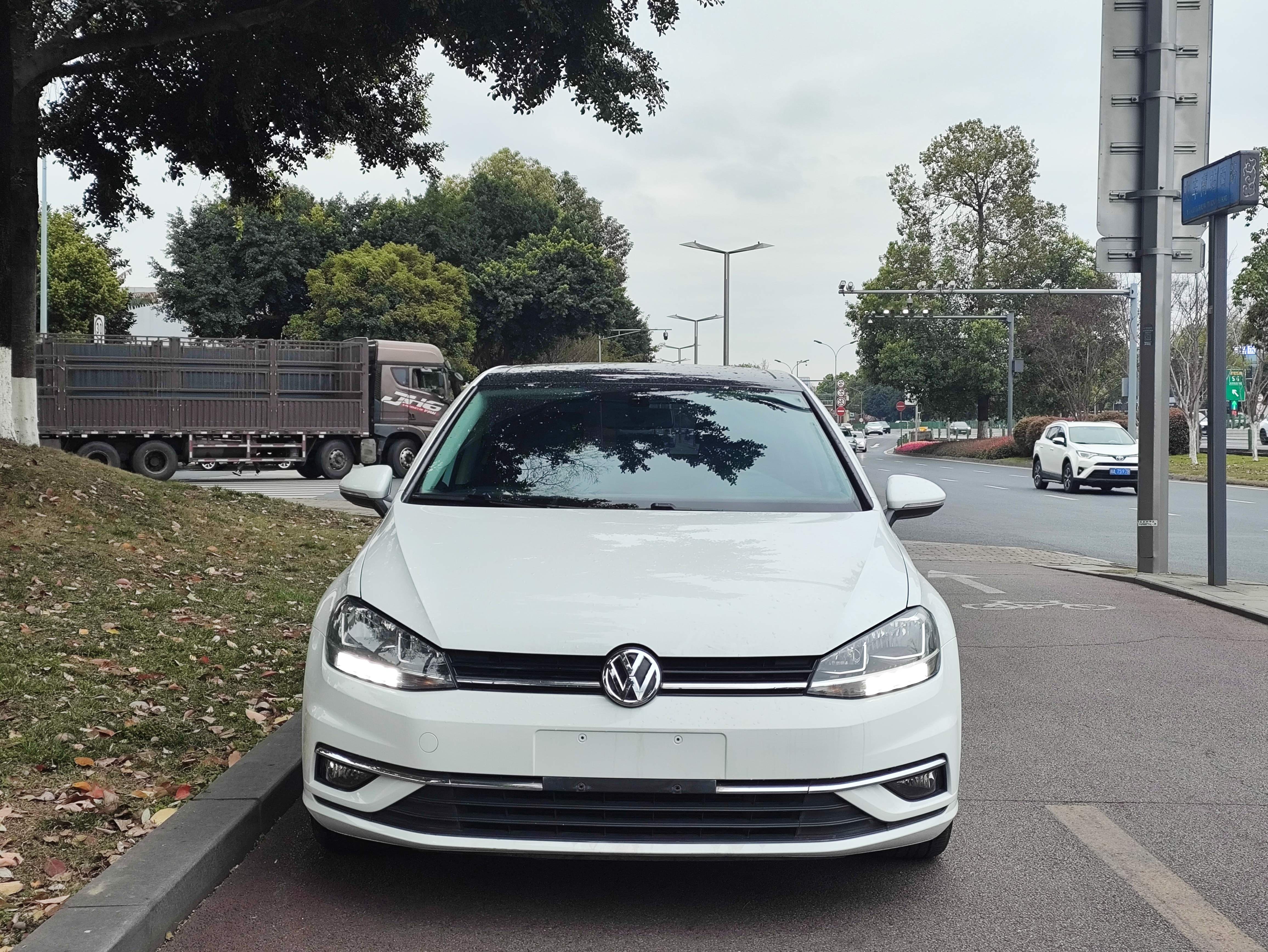 Volkswagen Golf 2019 car image #2