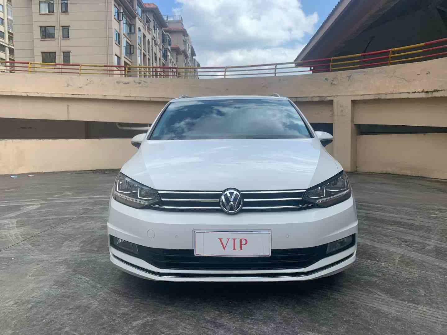 Volkswagen Touran 2019 car image #2