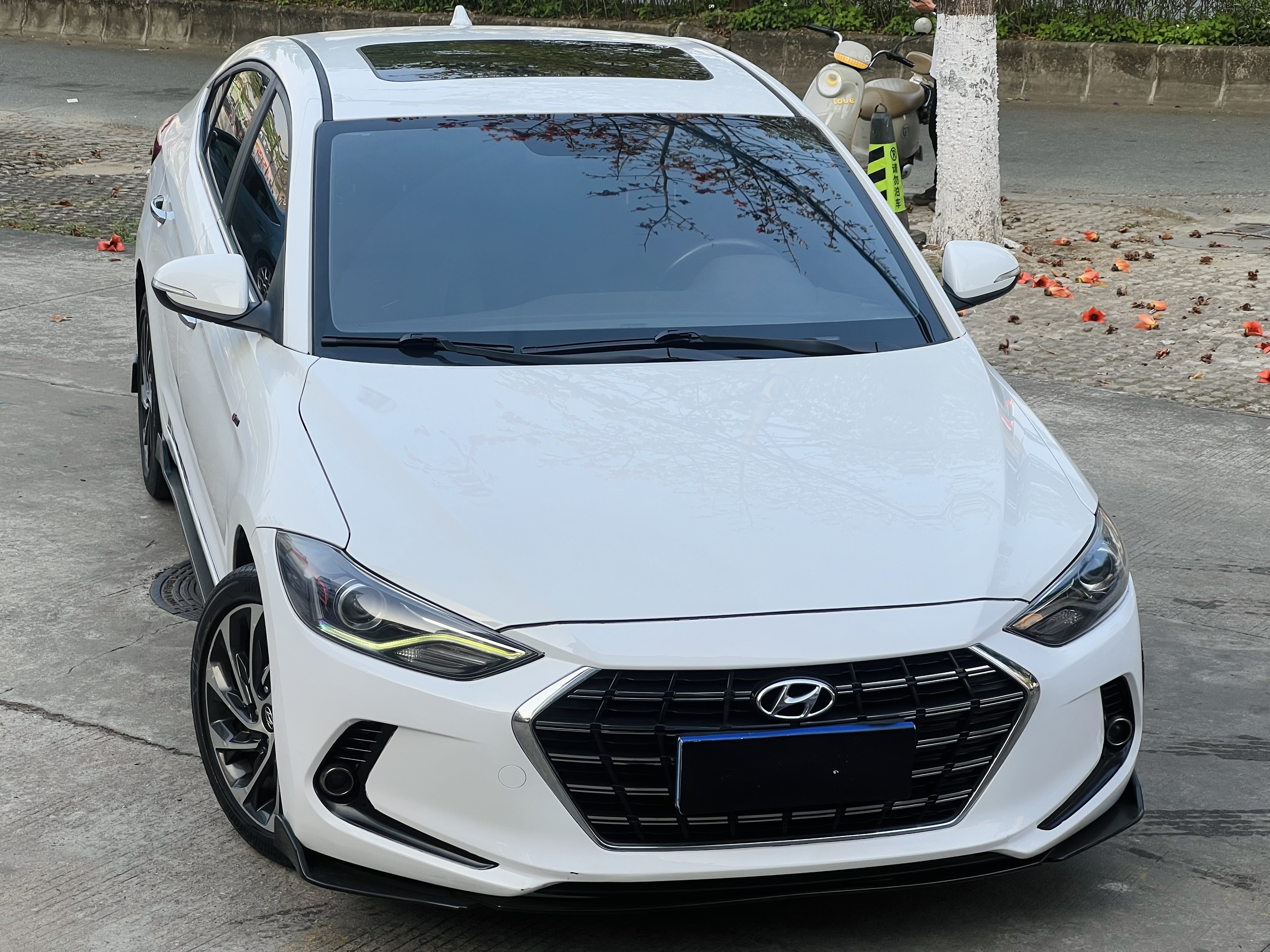 Hyundai Elantra AD 2019 car image #2