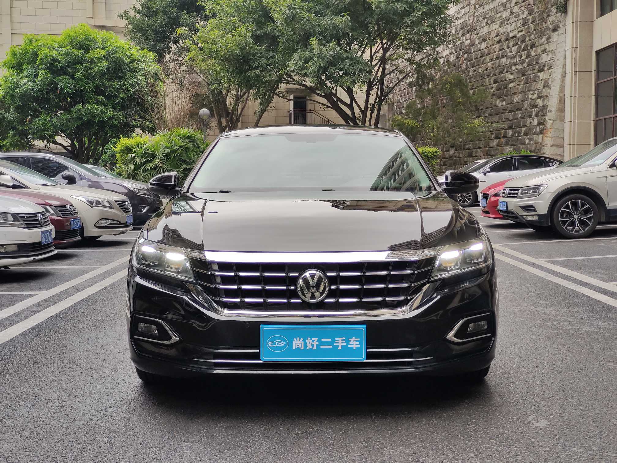 Volkswagen Passat 2019 car image #2