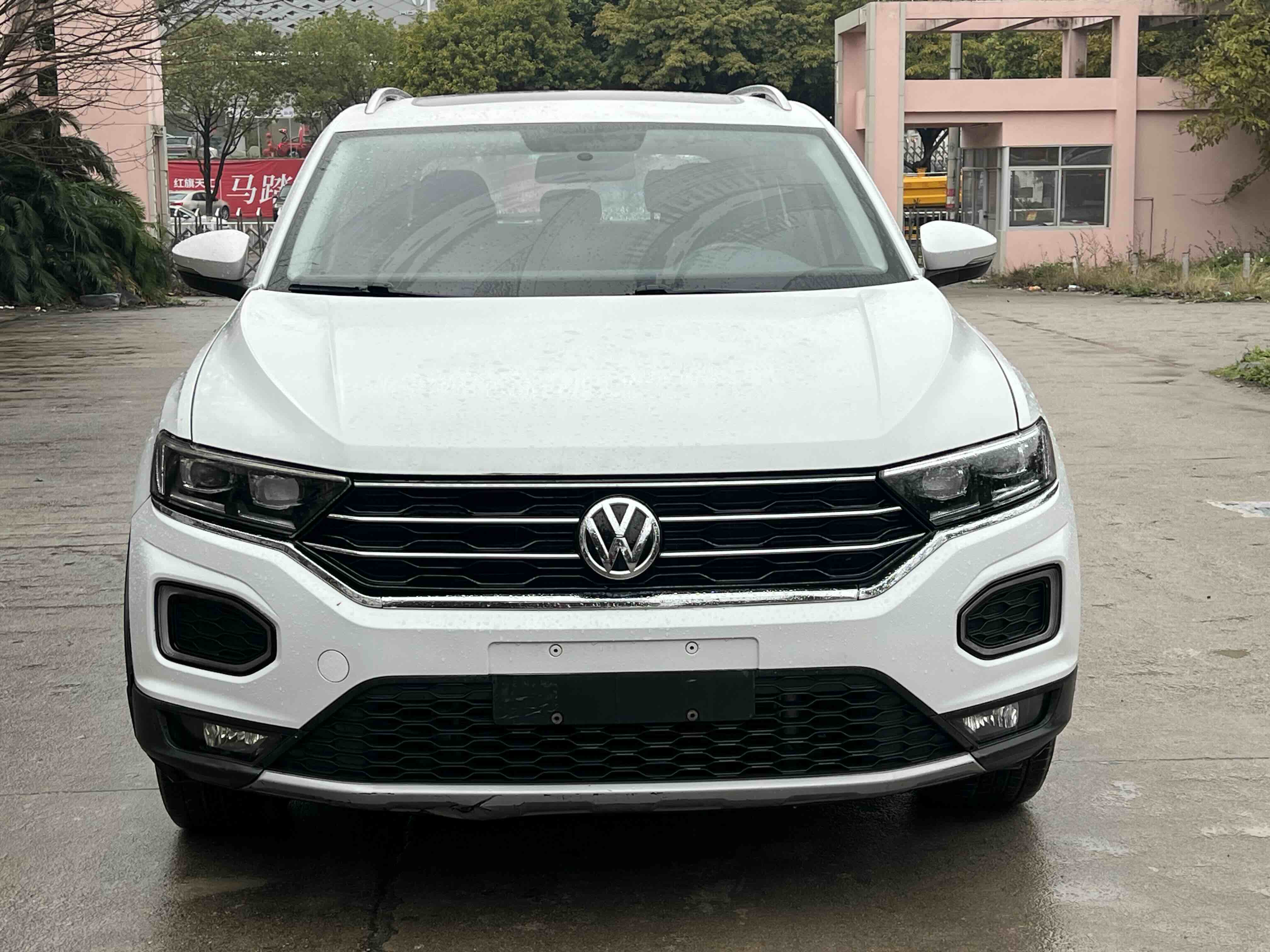Volkswagen T-Roc 2021 car image #2