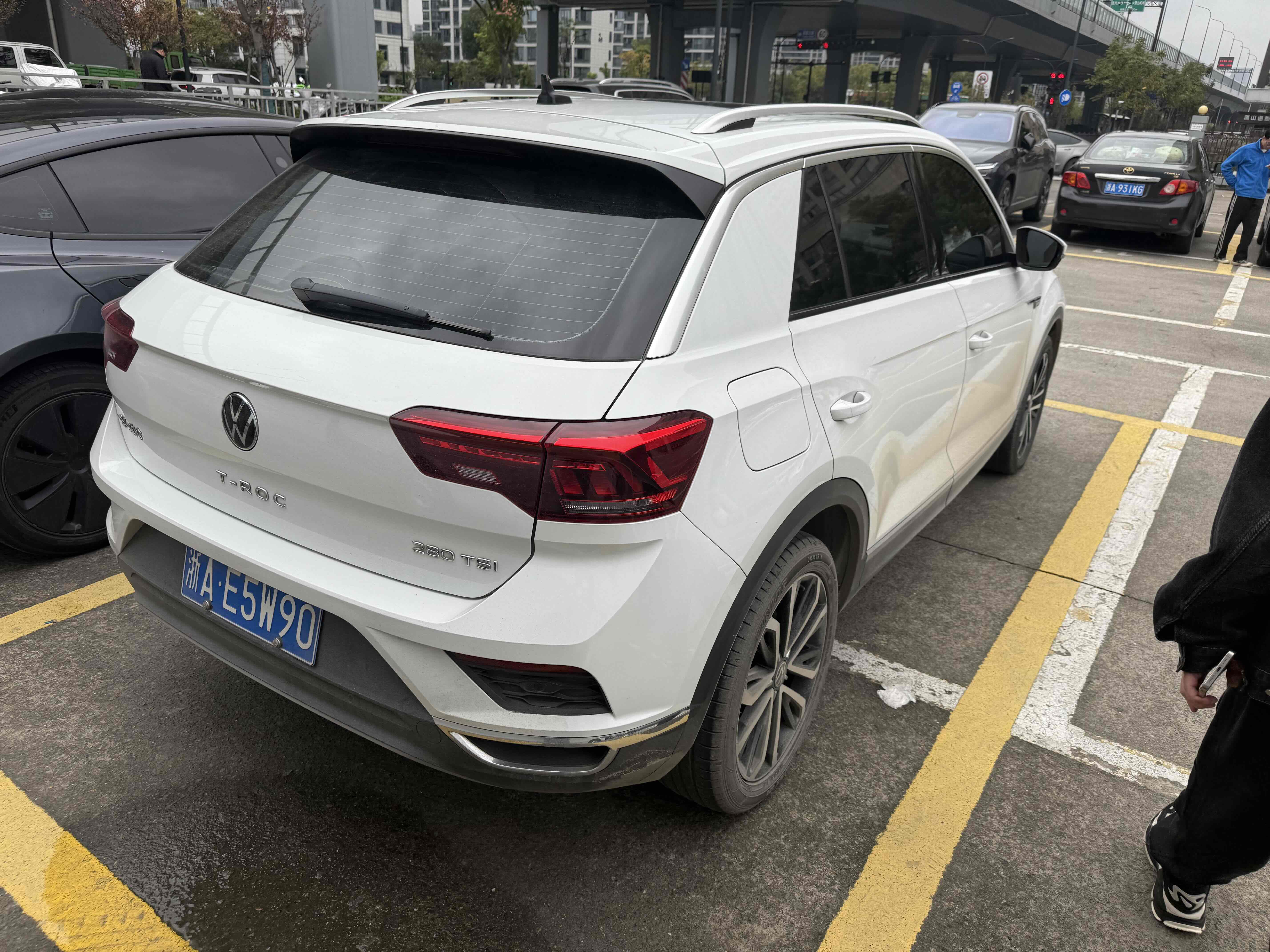 Volkswagen T-Roc 2021 car image #2