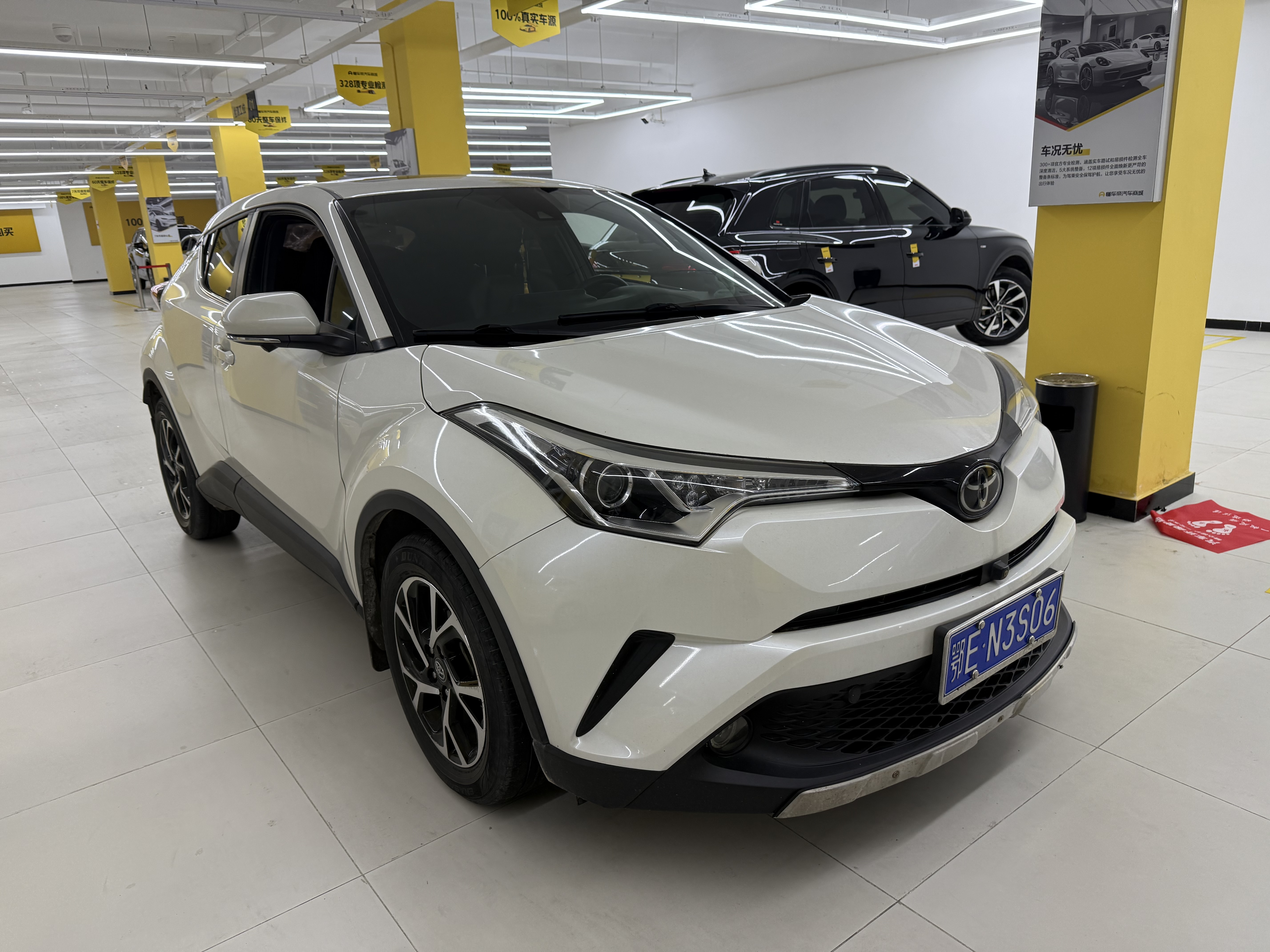 Toyota C-HR 2020 car image #2