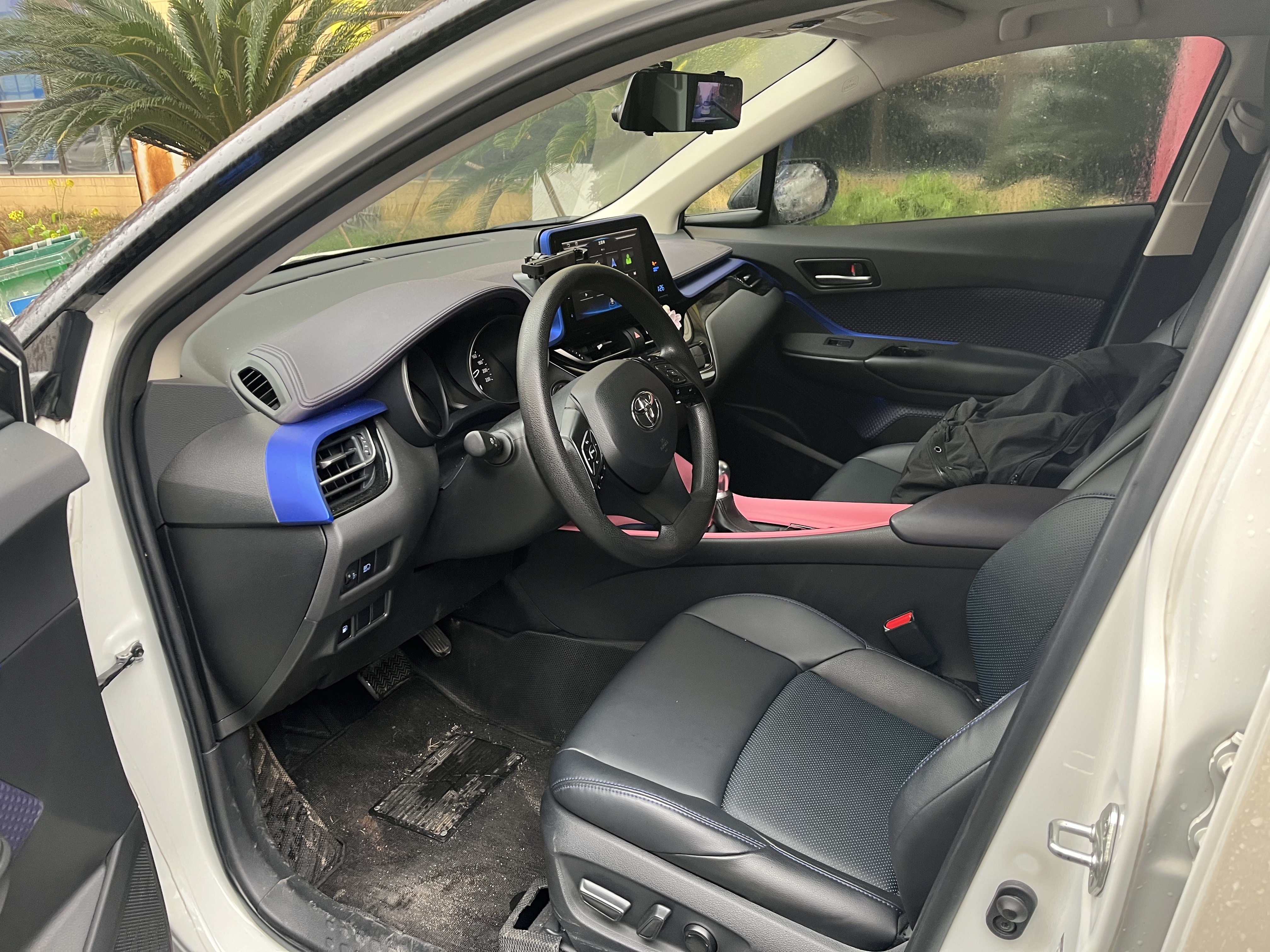 Toyota C-HR 2021 car image #2