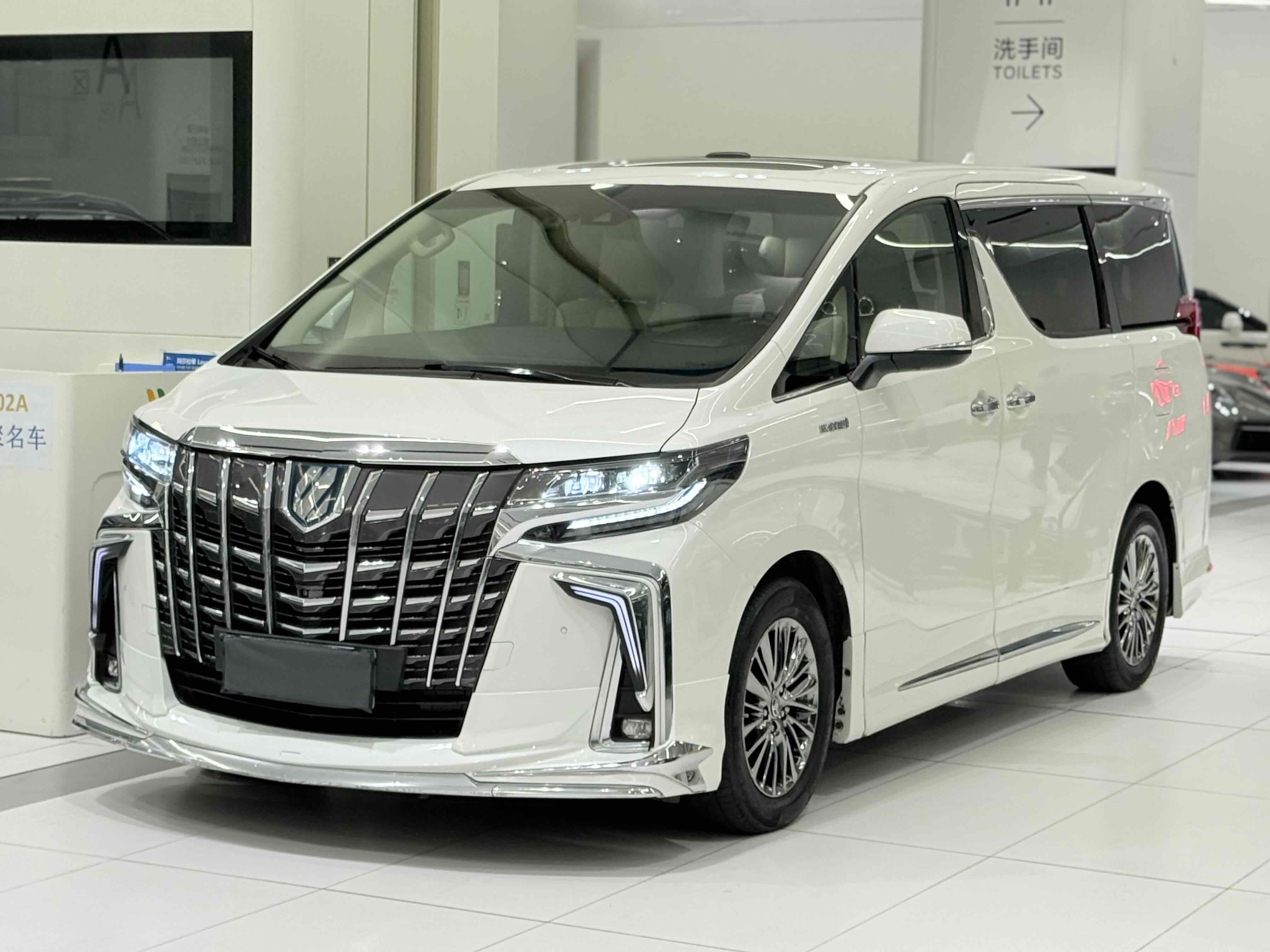 Toyota Alphard 2020 car image #2