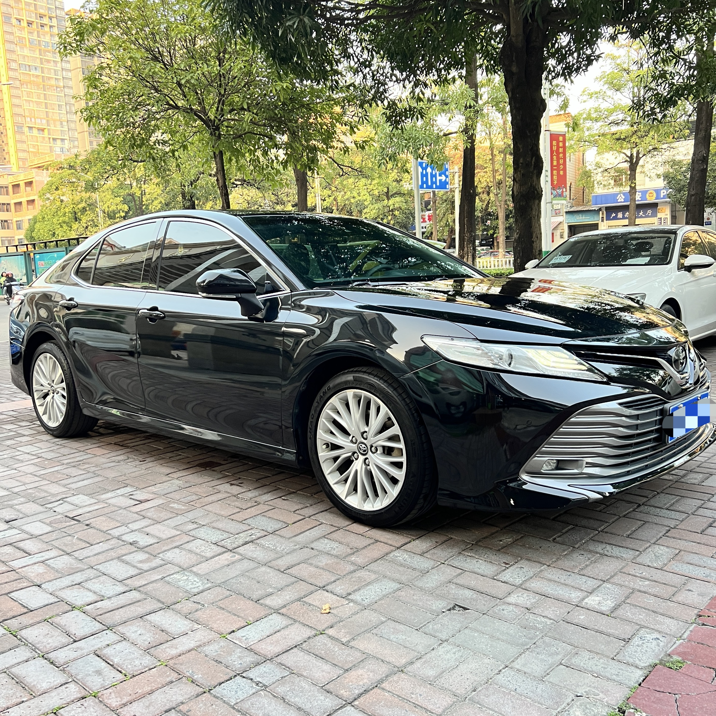 Toyota Camry 2021 immagine di auto #2