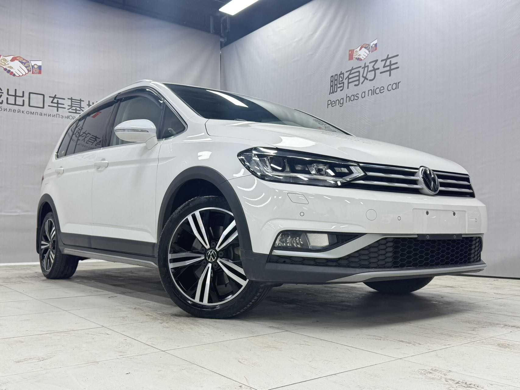 Volkswagen Touran 2022 car image #2