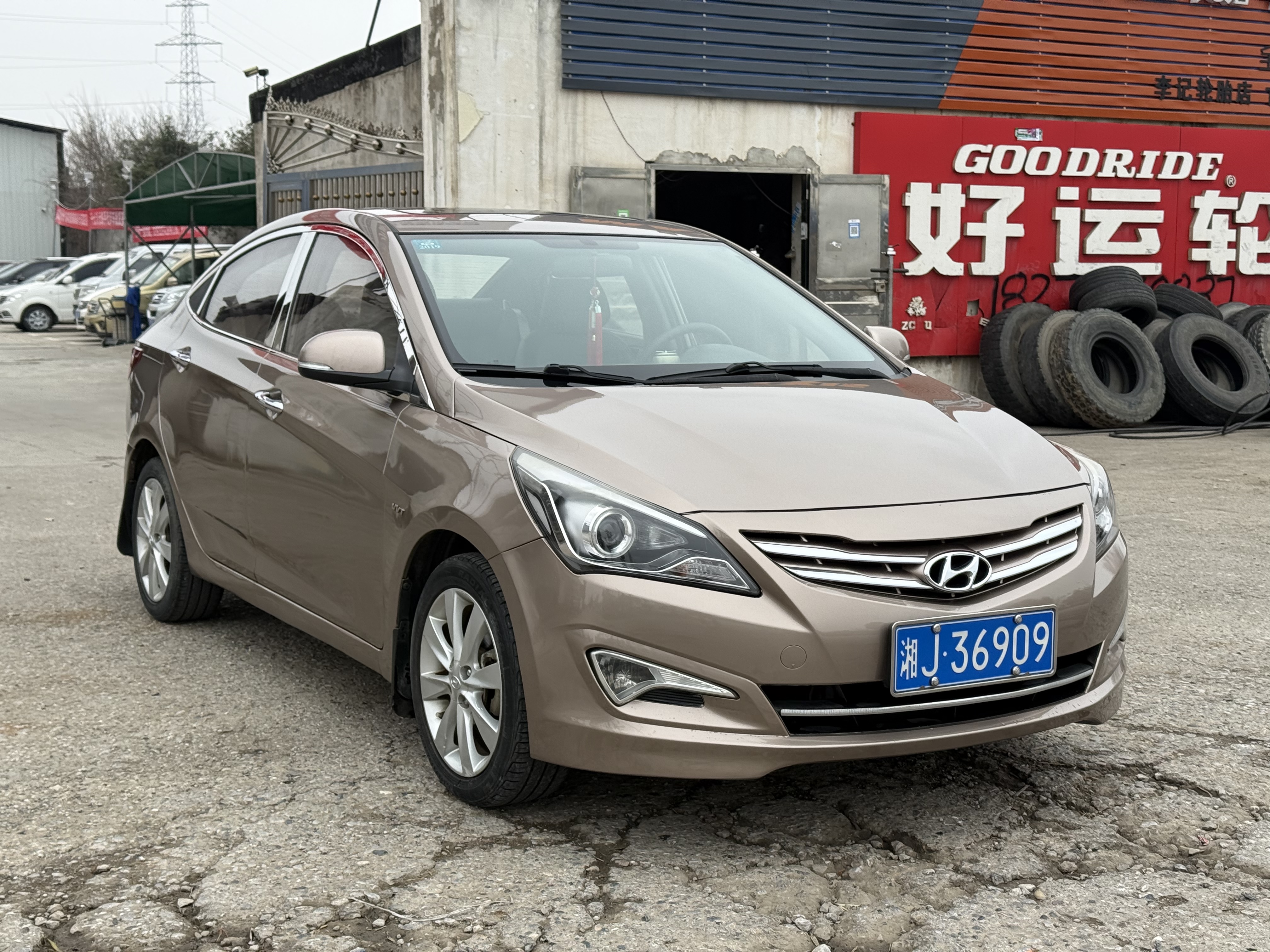 Hyundai Reina 2015 #2 Hyundai Reina 2015 car image #2