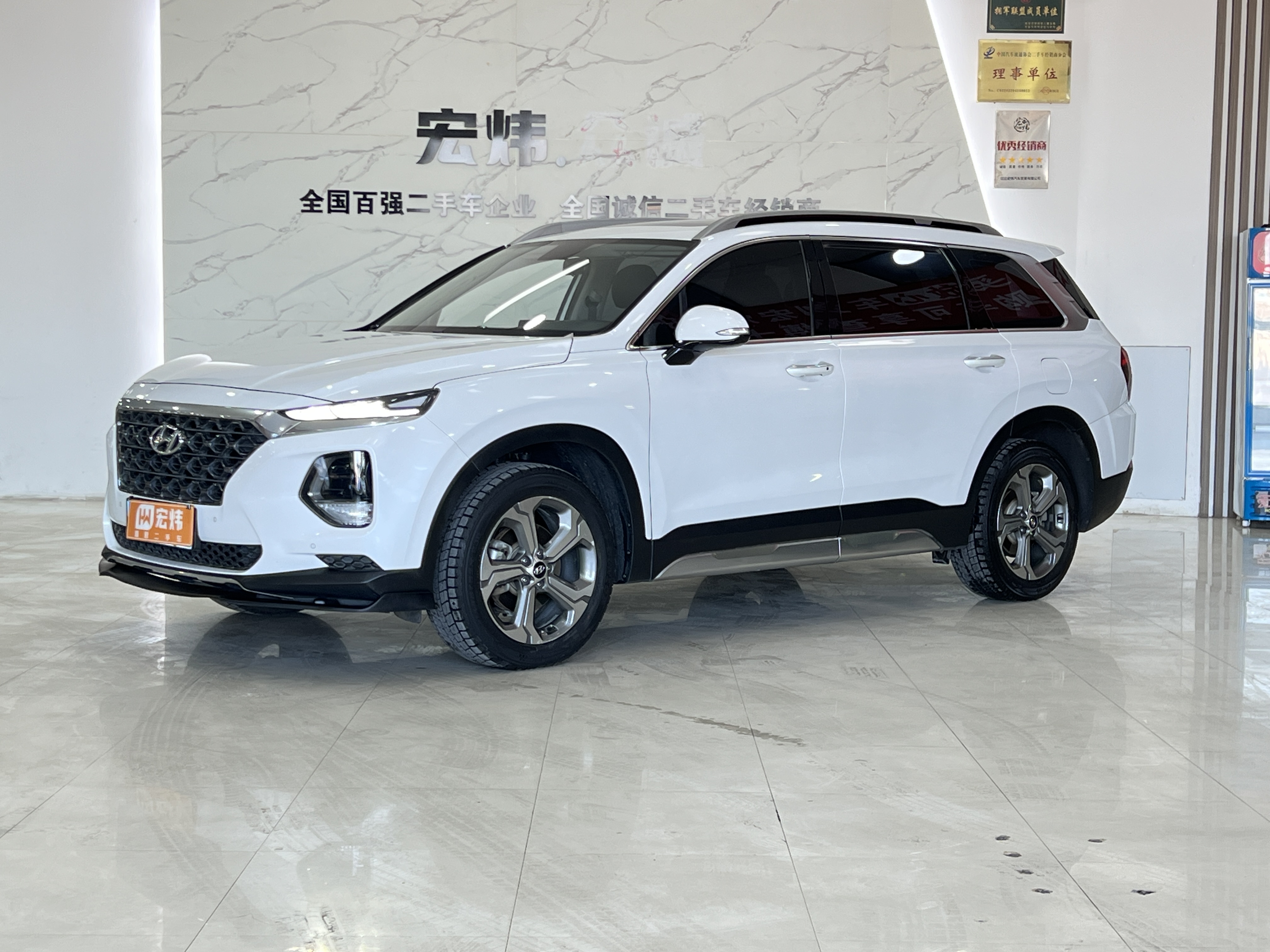 Hyundai Santa Fe 2021 car image #2