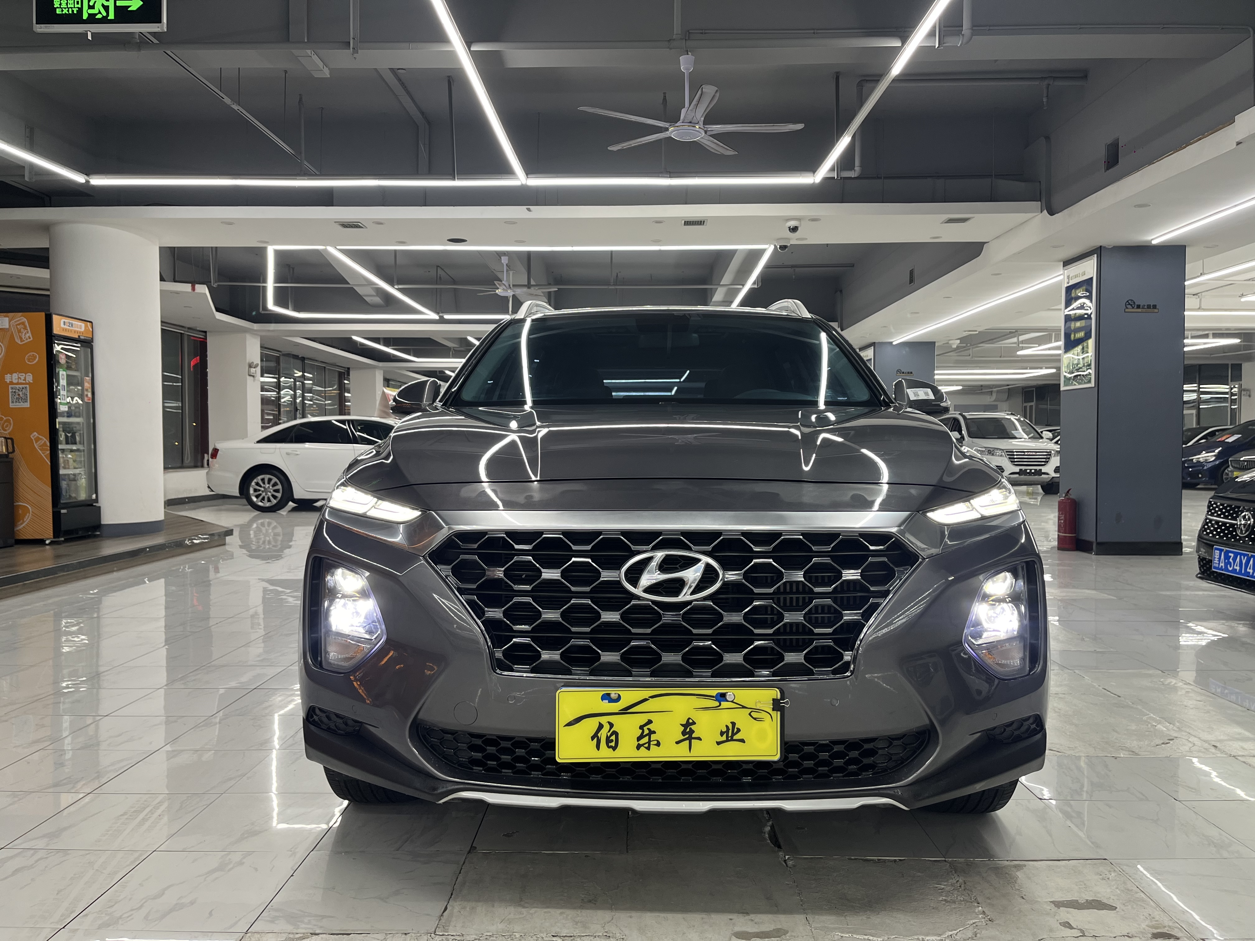 Hyundai Santa Fe 2021 car image #2