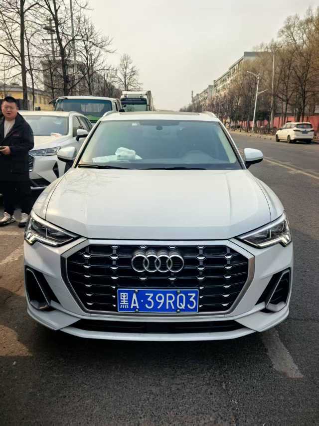 Audi Q3 2022 car image #2
