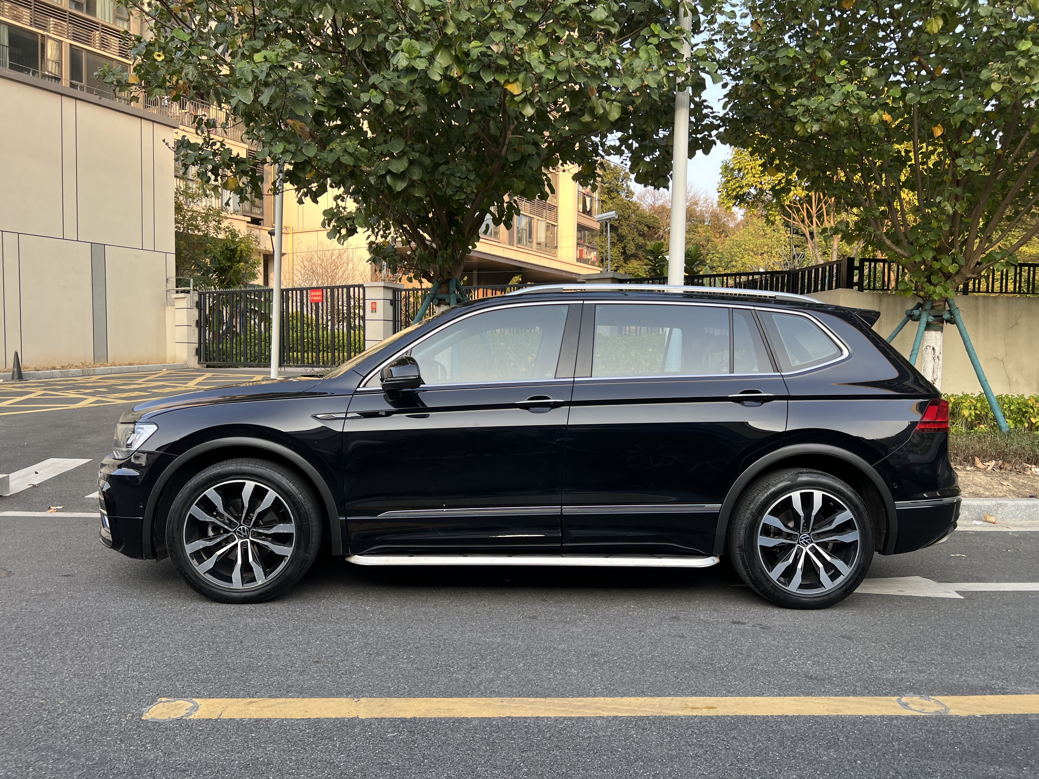 Volkswagen Tiguan L 2021 car image #2