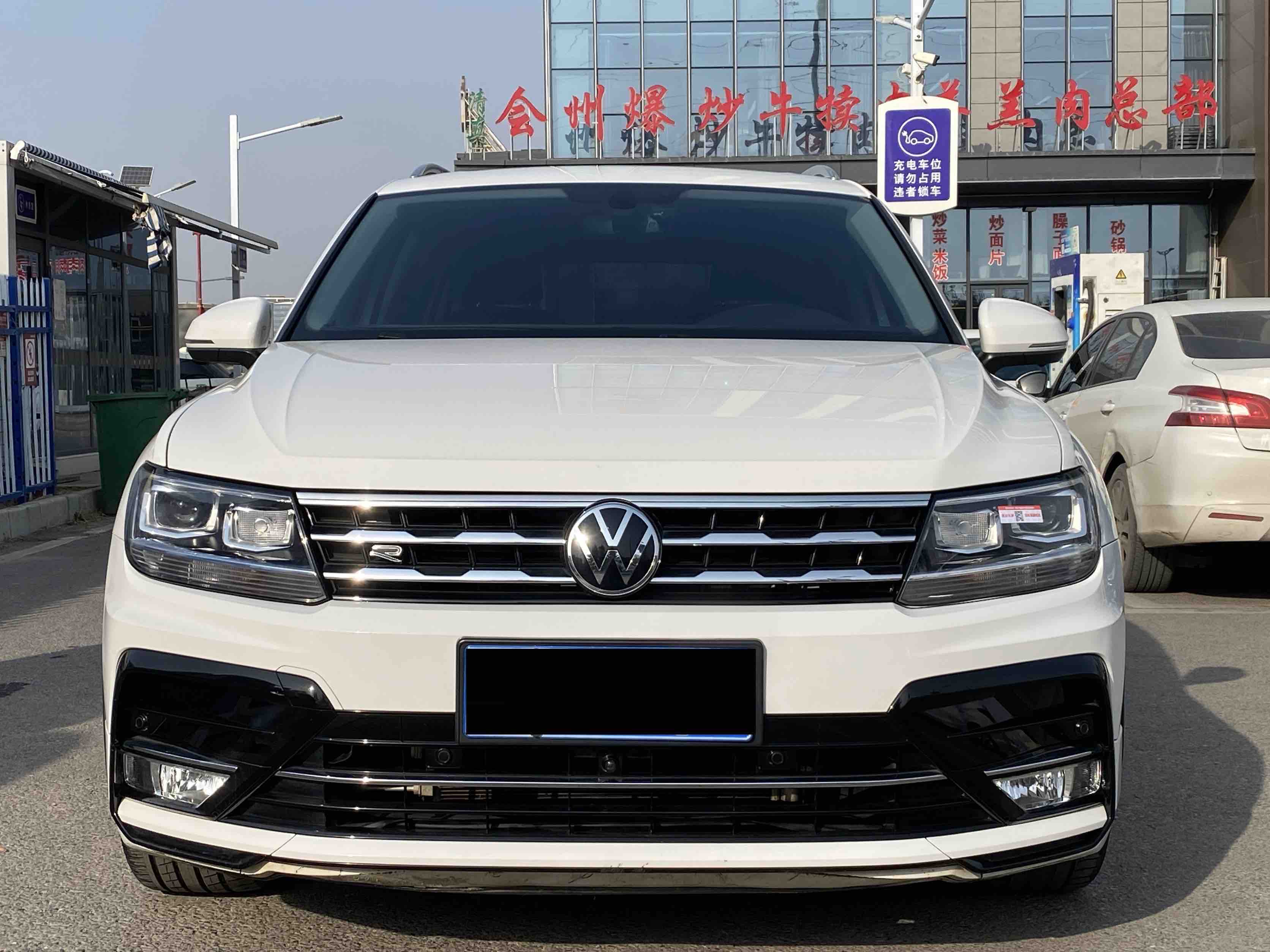 Volkswagen Tiguan L 2021 car image #2