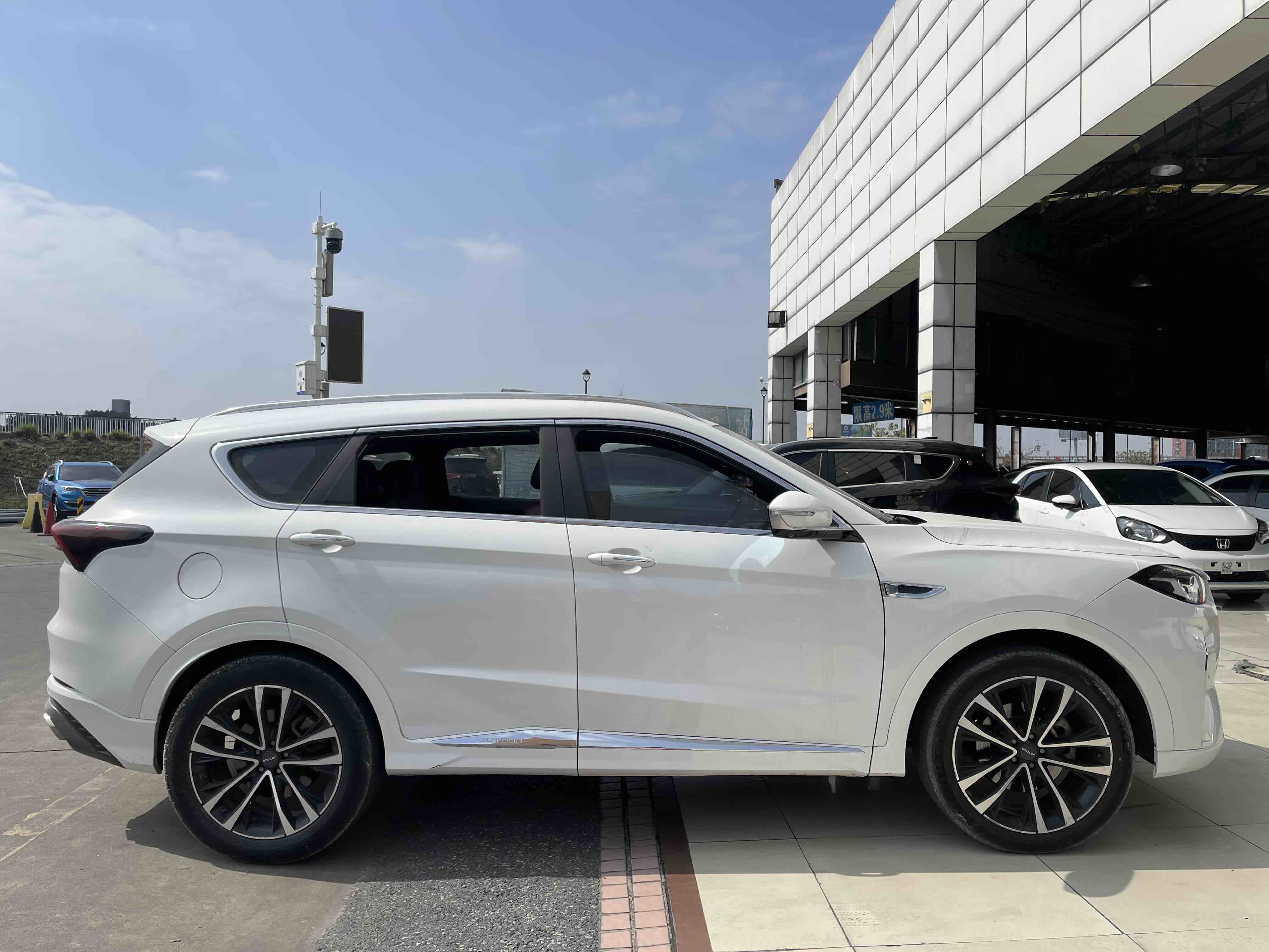 X70 PLUS 2021 car image #2