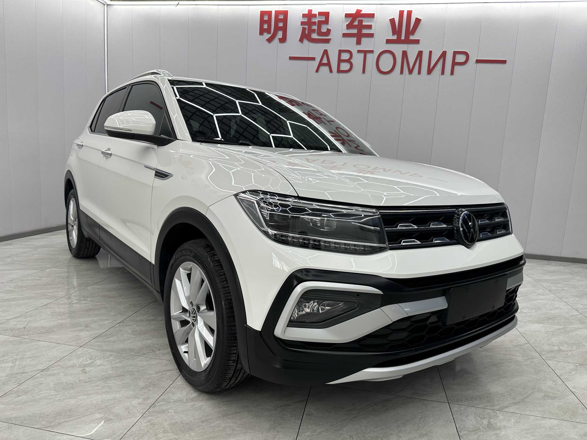 Volkswagen T-Cross 2021 car image #2
