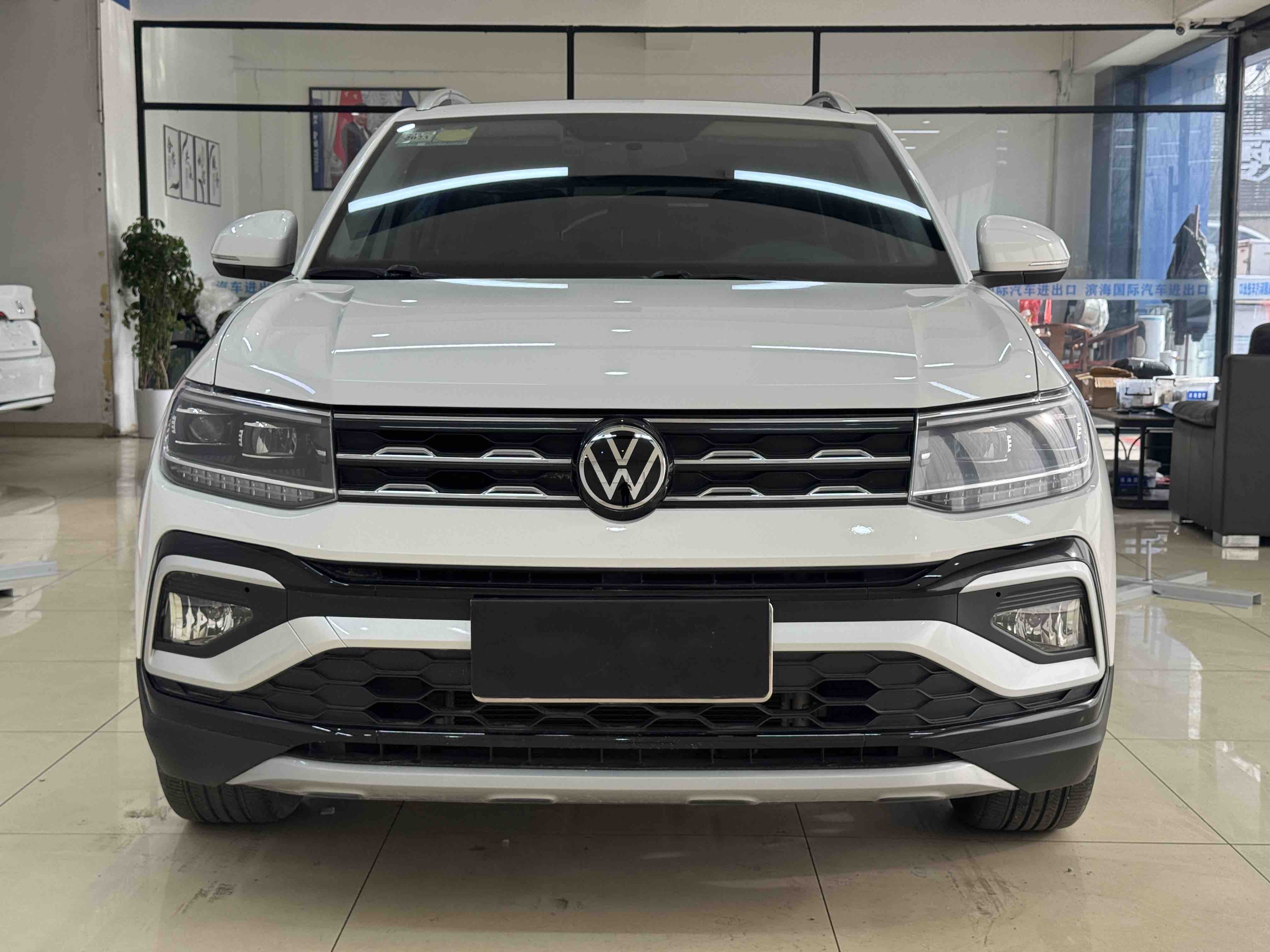 Volkswagen T-Cross 2021 car image #2