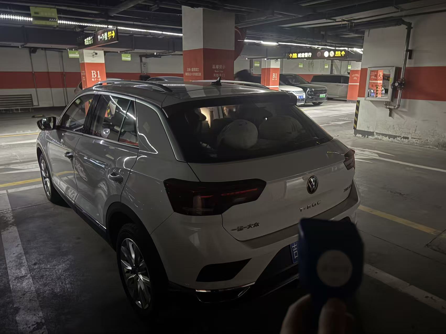 Volkswagen T-Roc 2022 car image #2