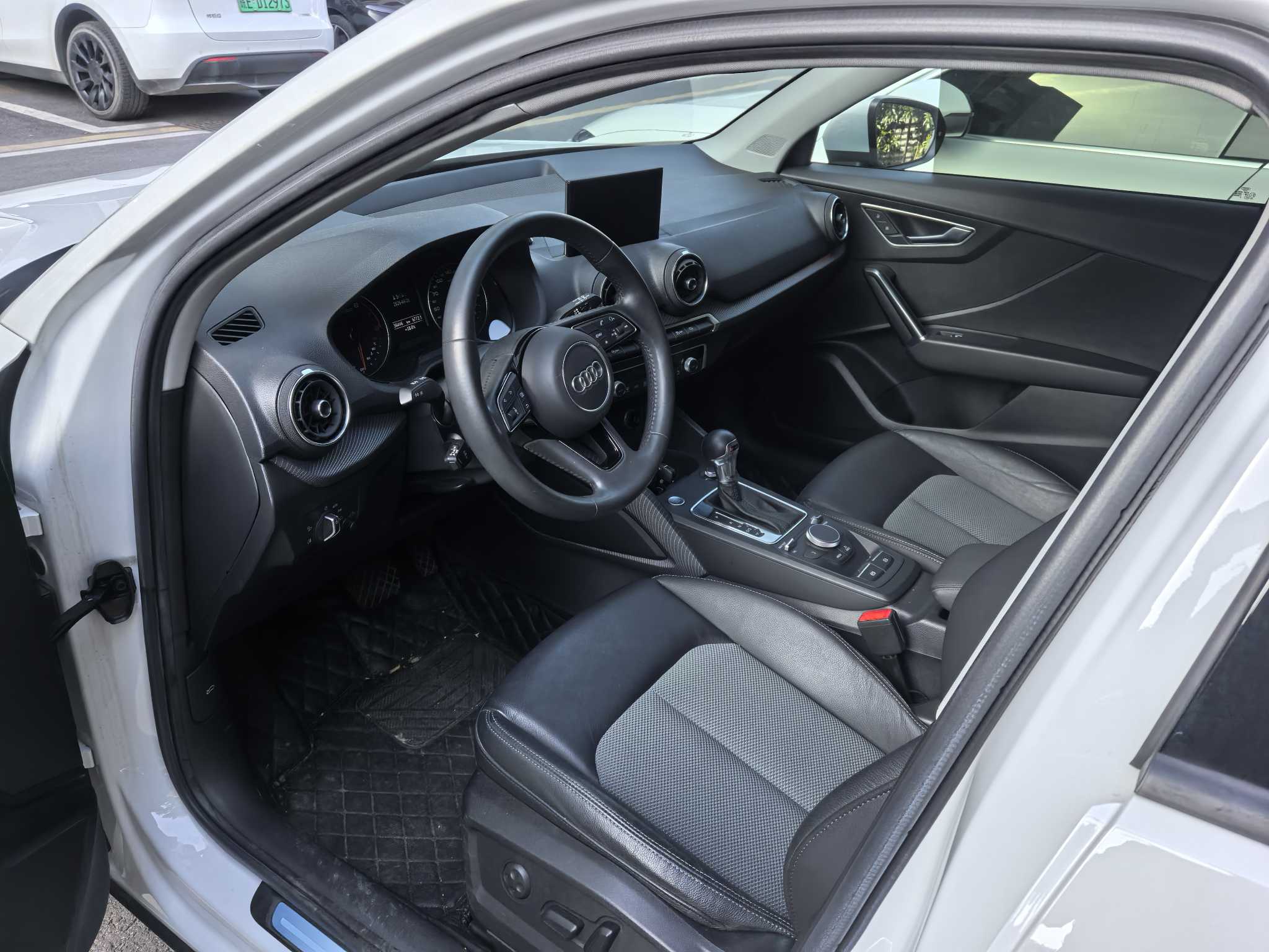 Audi Q2L 2021 car image #2