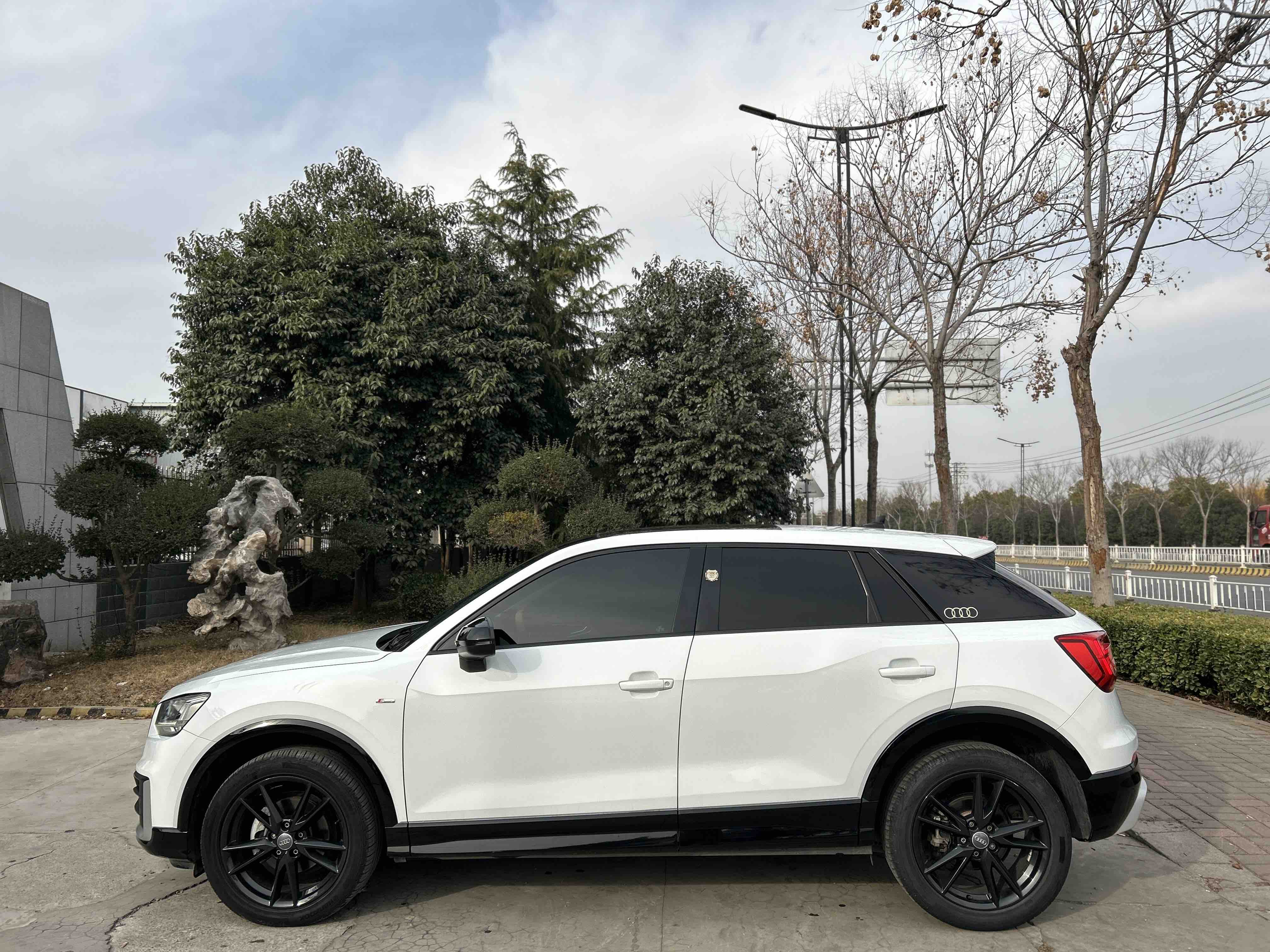 Audi Q2L 2021 car image #2
