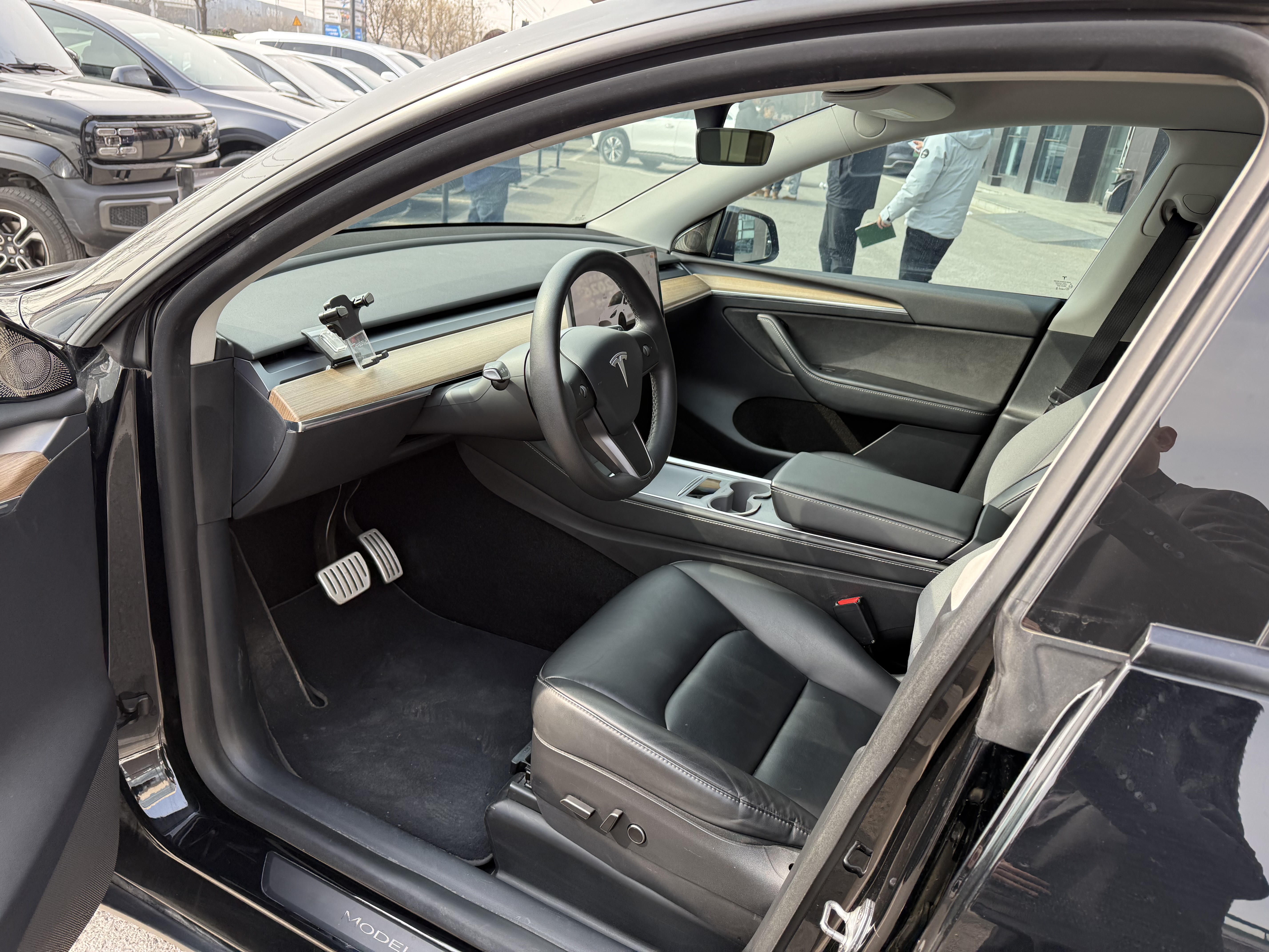 Tesla Model Y 2022 car image #2