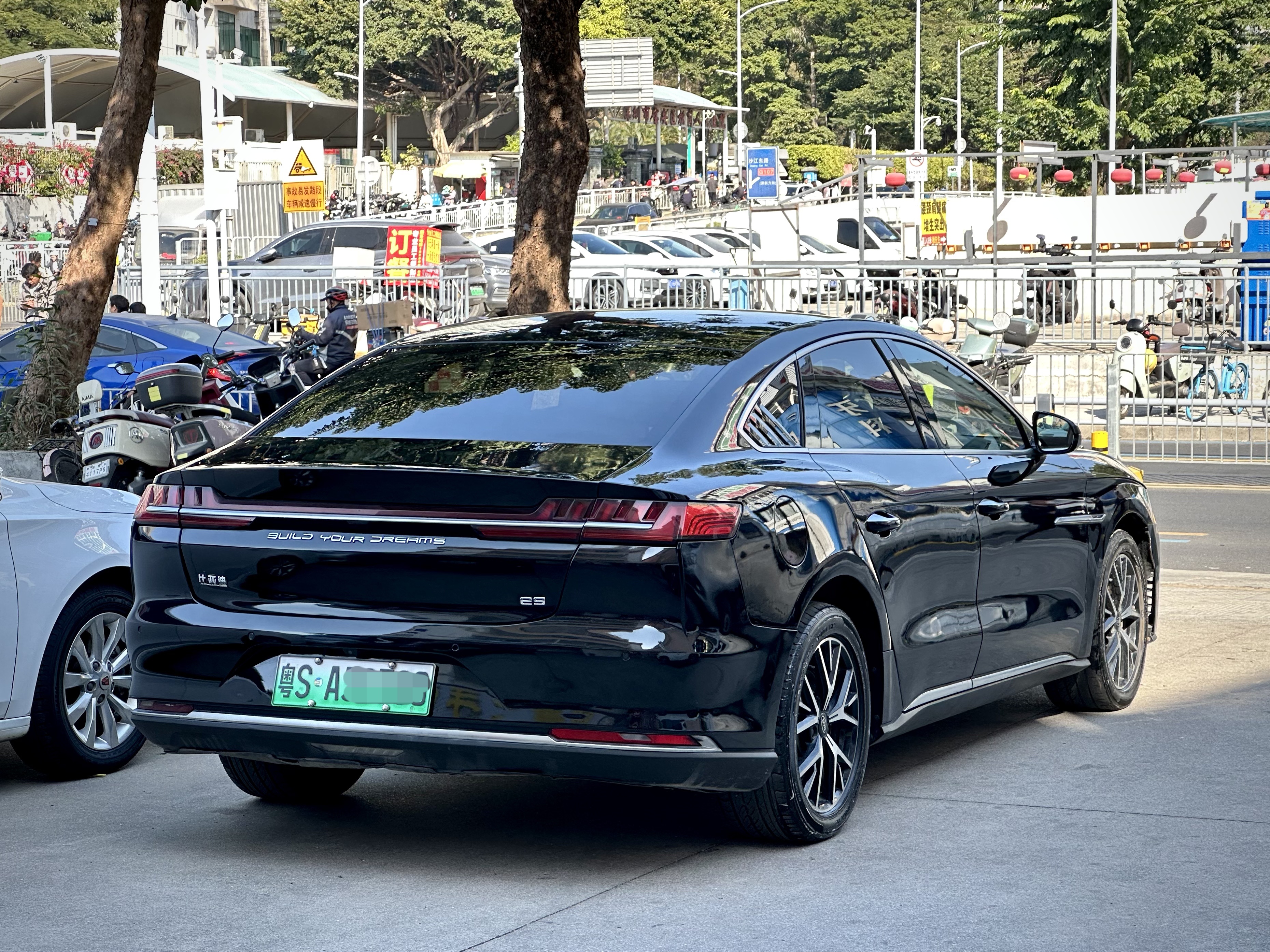 BYD e9 2021 #2 BYD e9 2021 car image #2