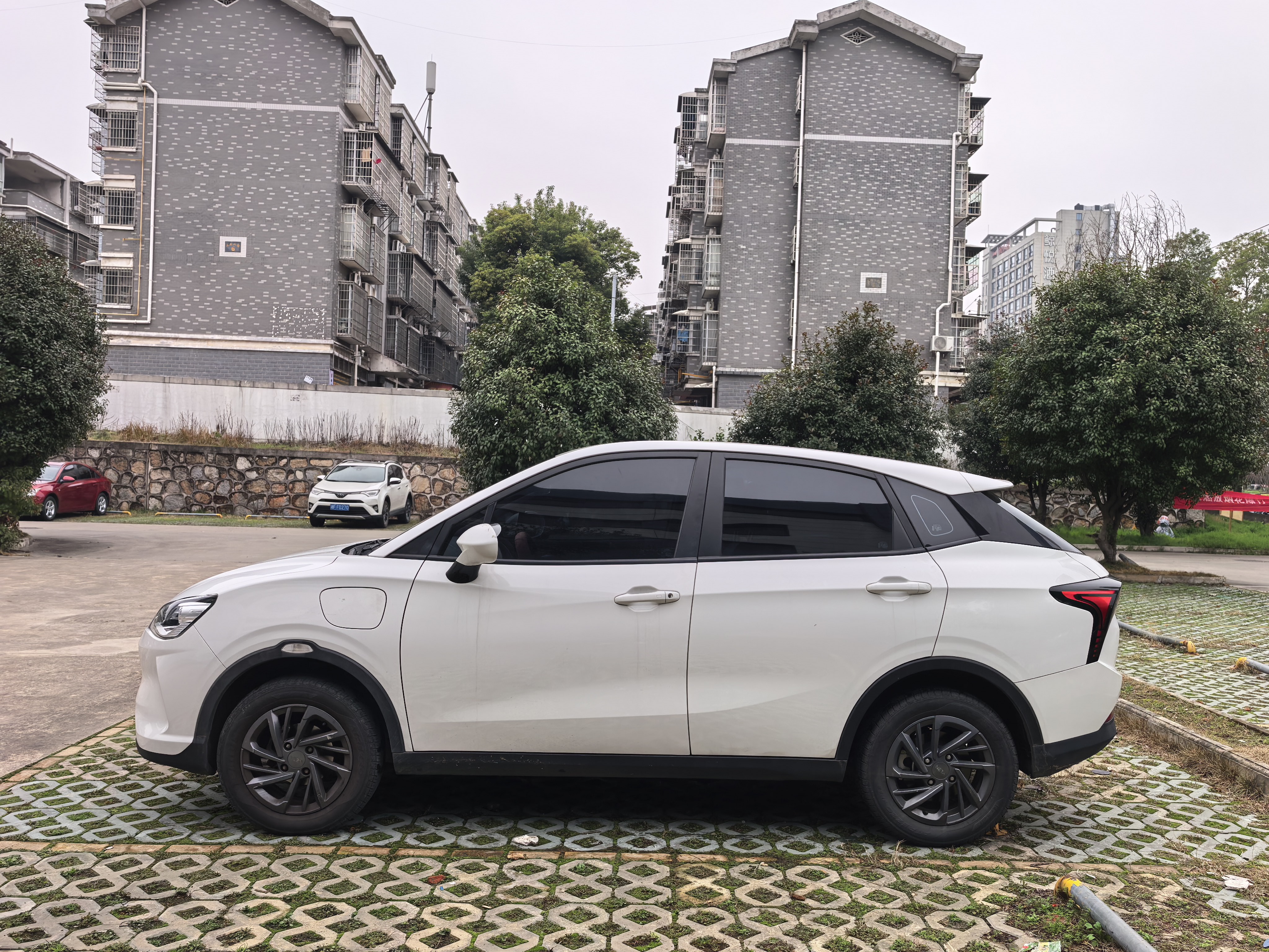 哪吒汽车 哪吒V 2021 汽车图片 #2