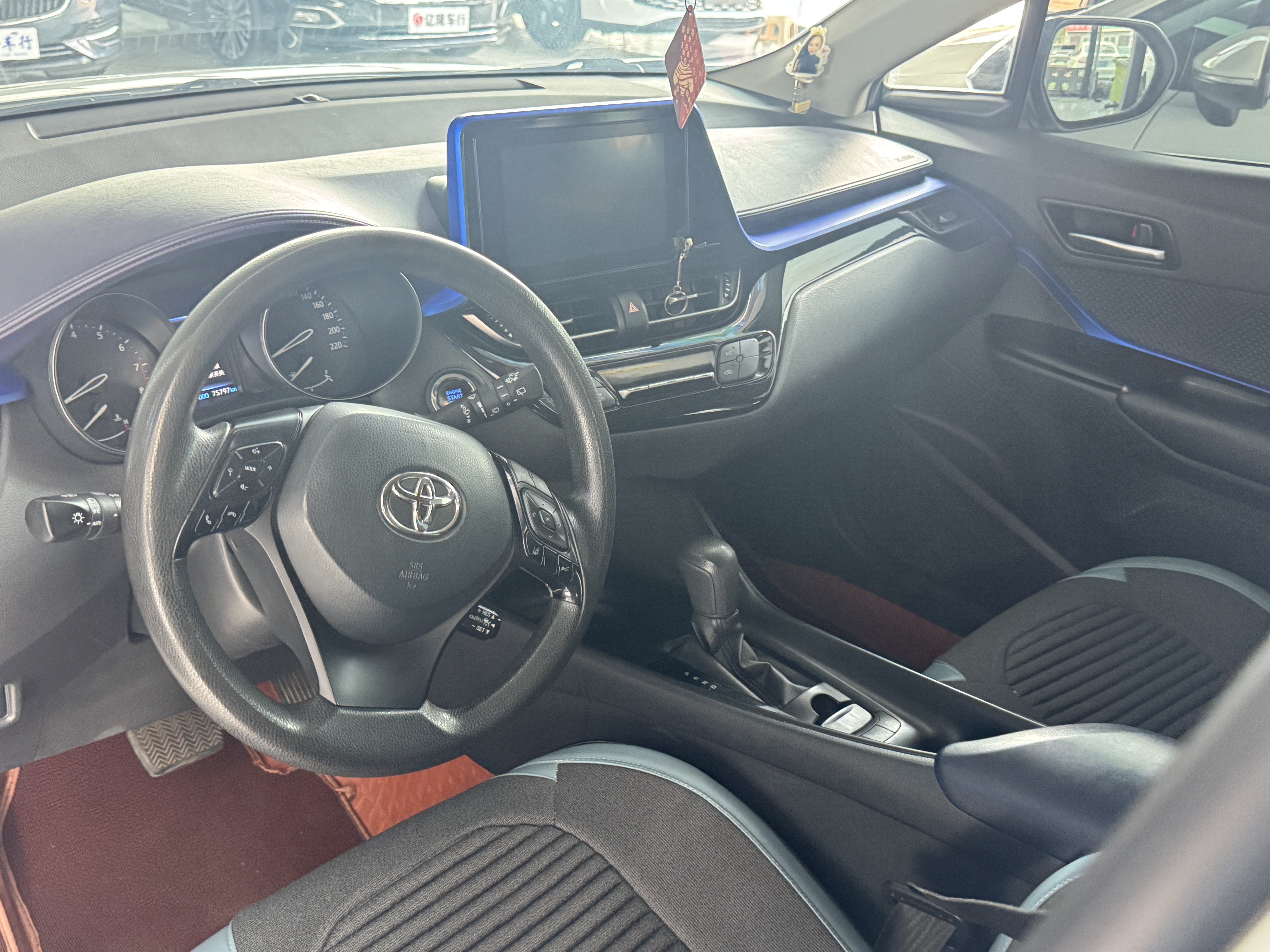 Toyota C-HR 2021 car image #2