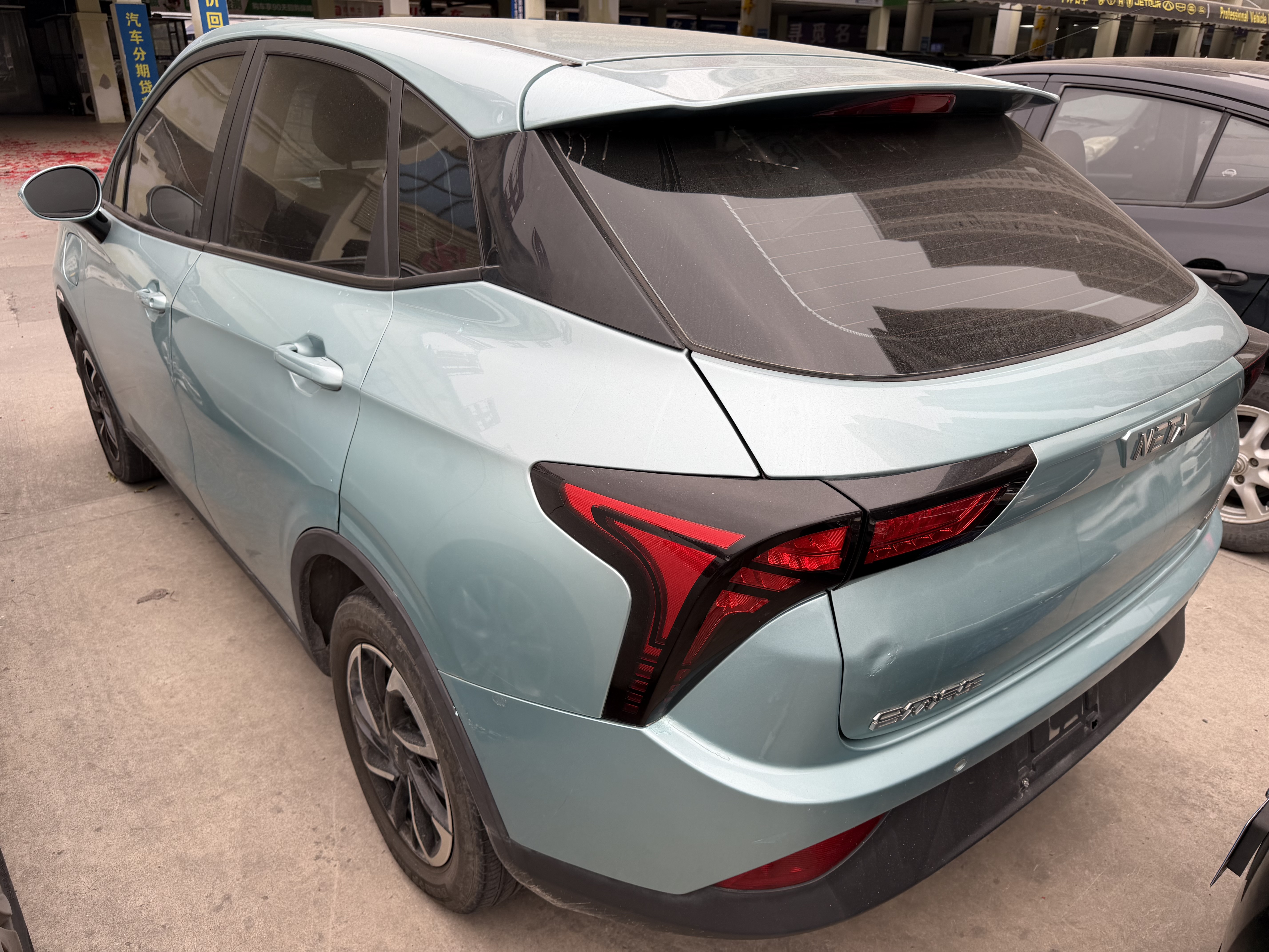 哪吒汽车 哪吒V 2022 汽车图片 #2