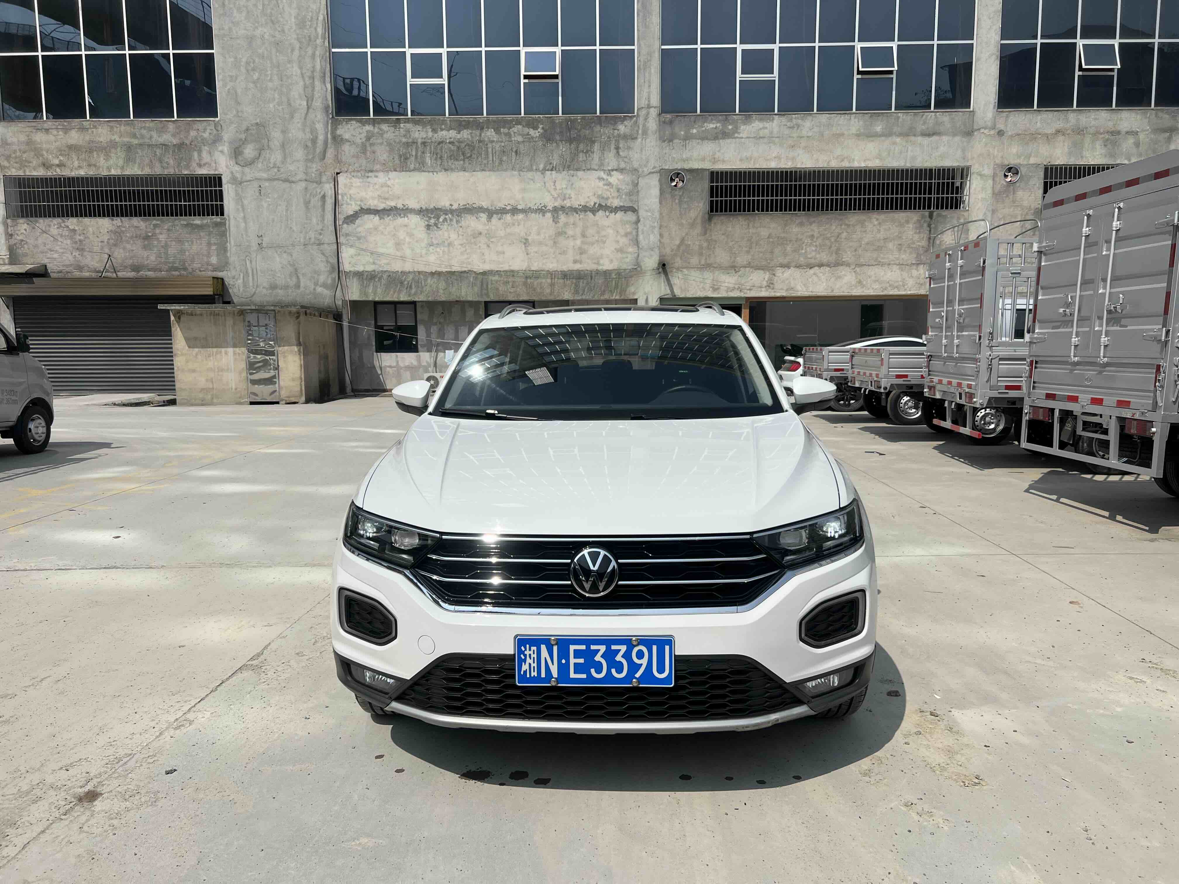 Volkswagen T-Roc 2021 car image #2