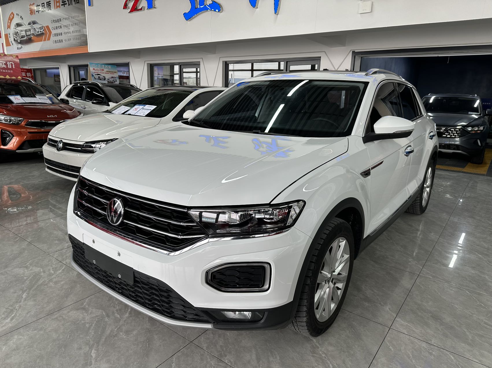 Volkswagen T-Roc 2022 car image #2