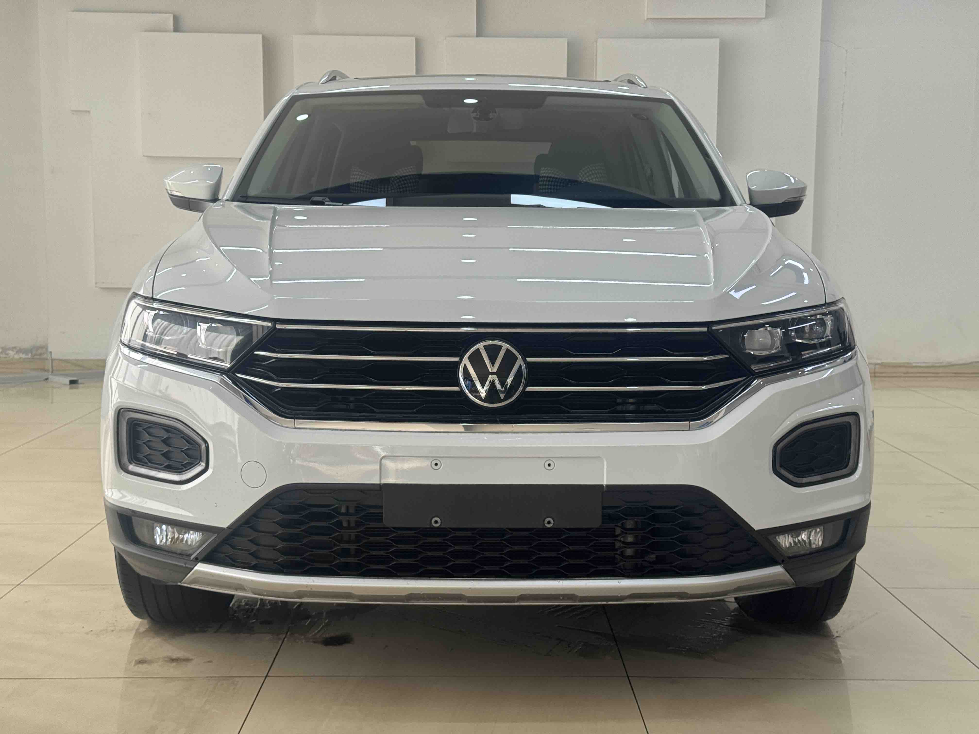 Volkswagen T-Roc 2021 car image #2