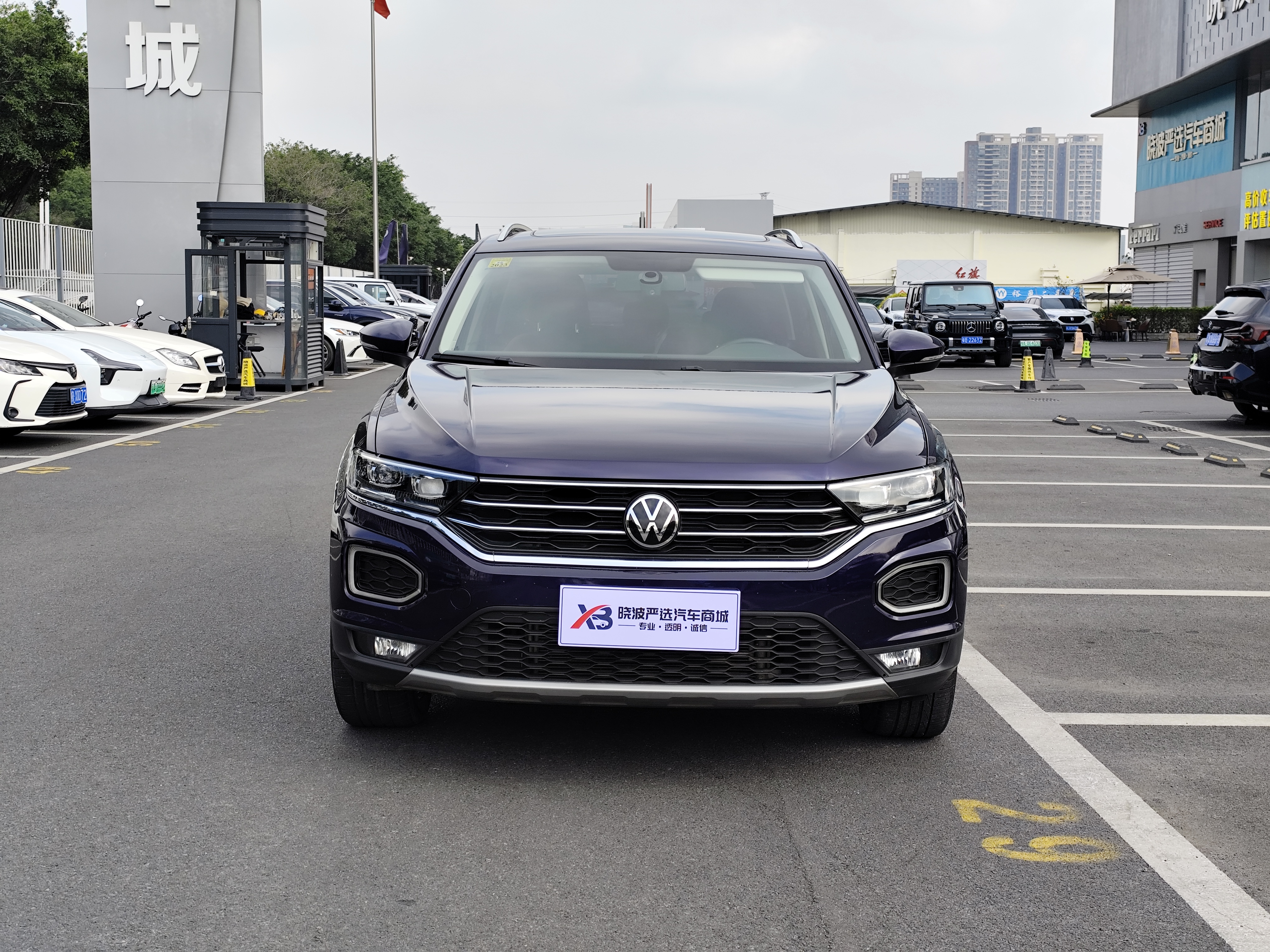 Volkswagen T-Roc 2021 car image #2