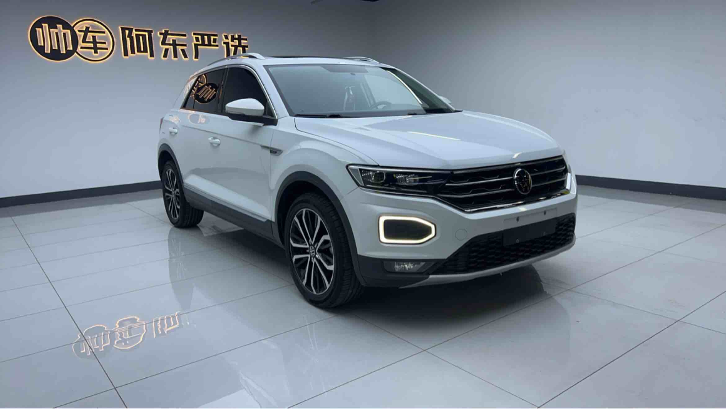Volkswagen T-Roc 2021 car image #2