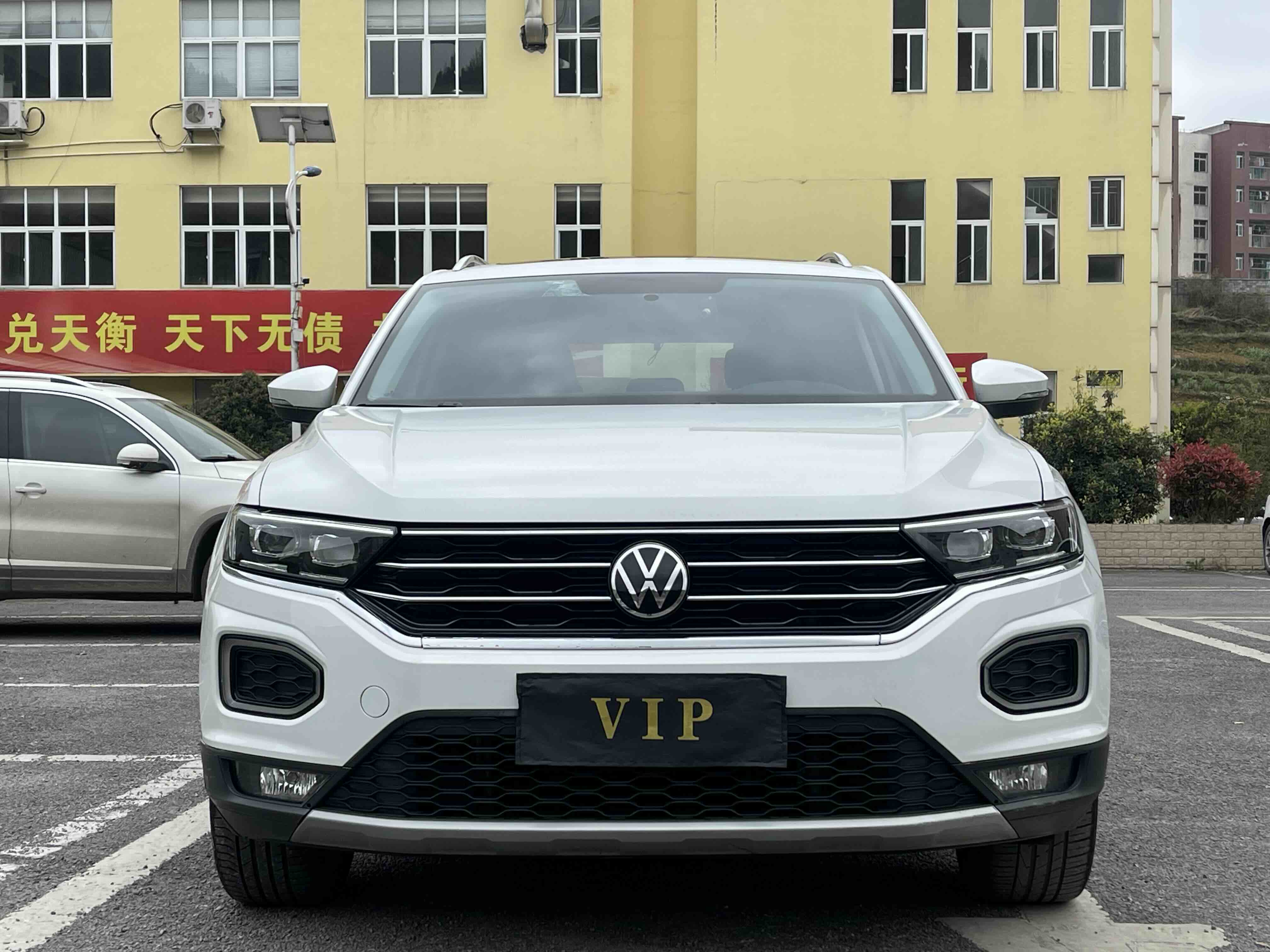 Volkswagen T-Roc 2021 car image #2