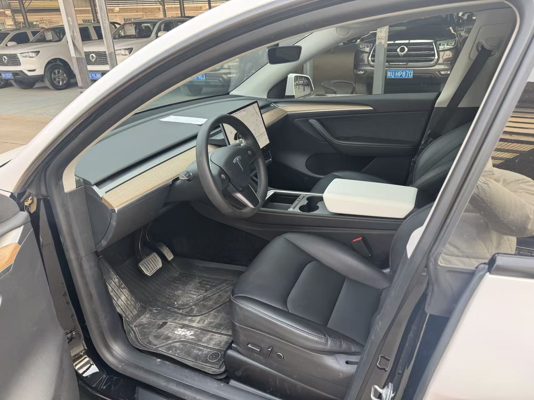 Tesla Model Y 2021 car image #2