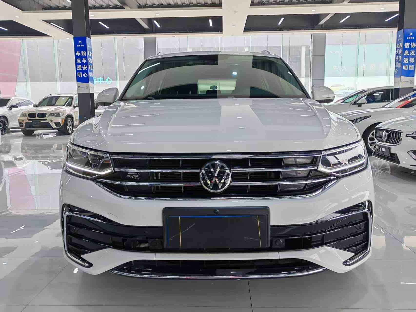 Volkswagen Tiguan L 2022 car image #2