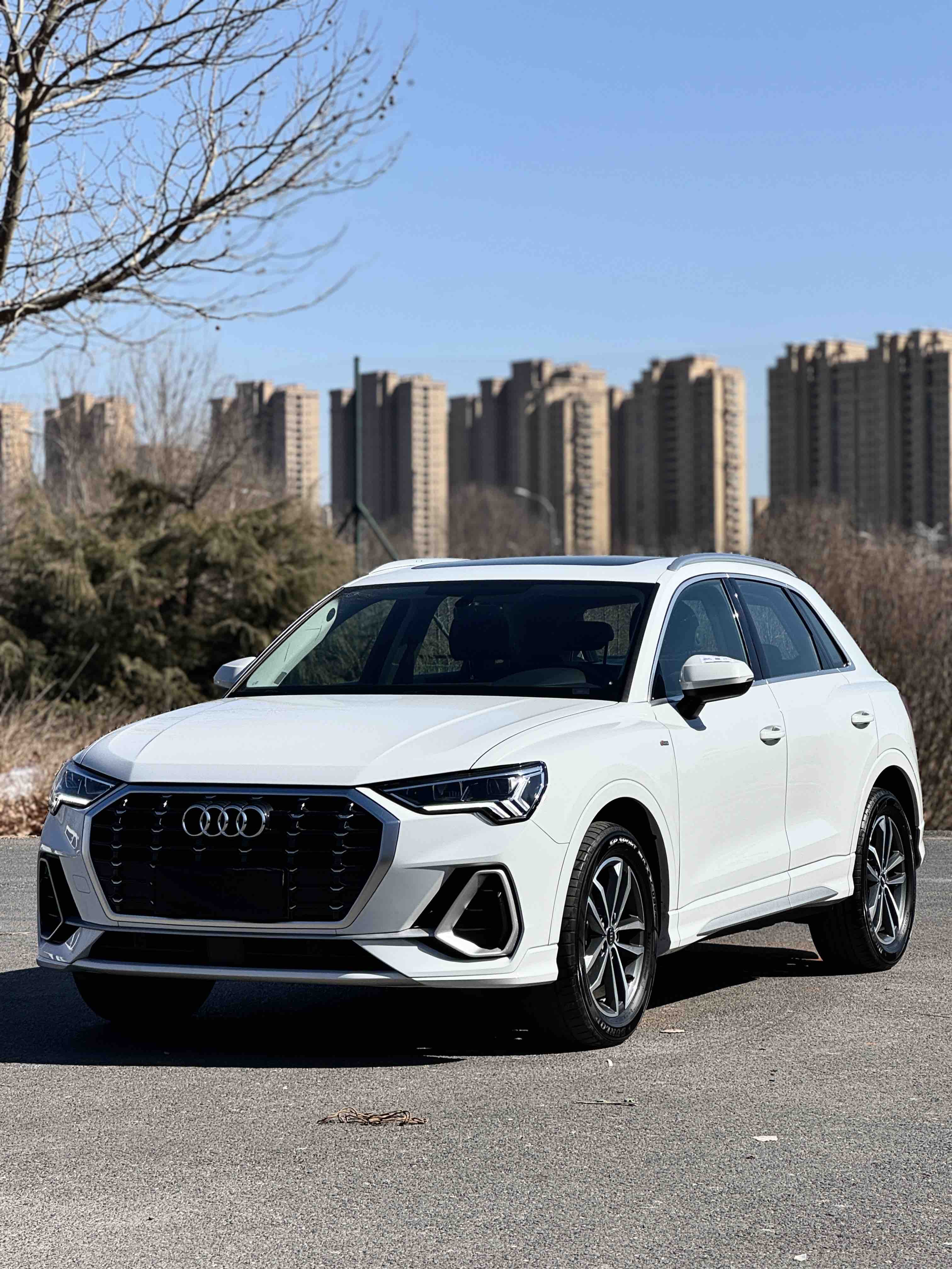 Audi Q3 2023 car image #2