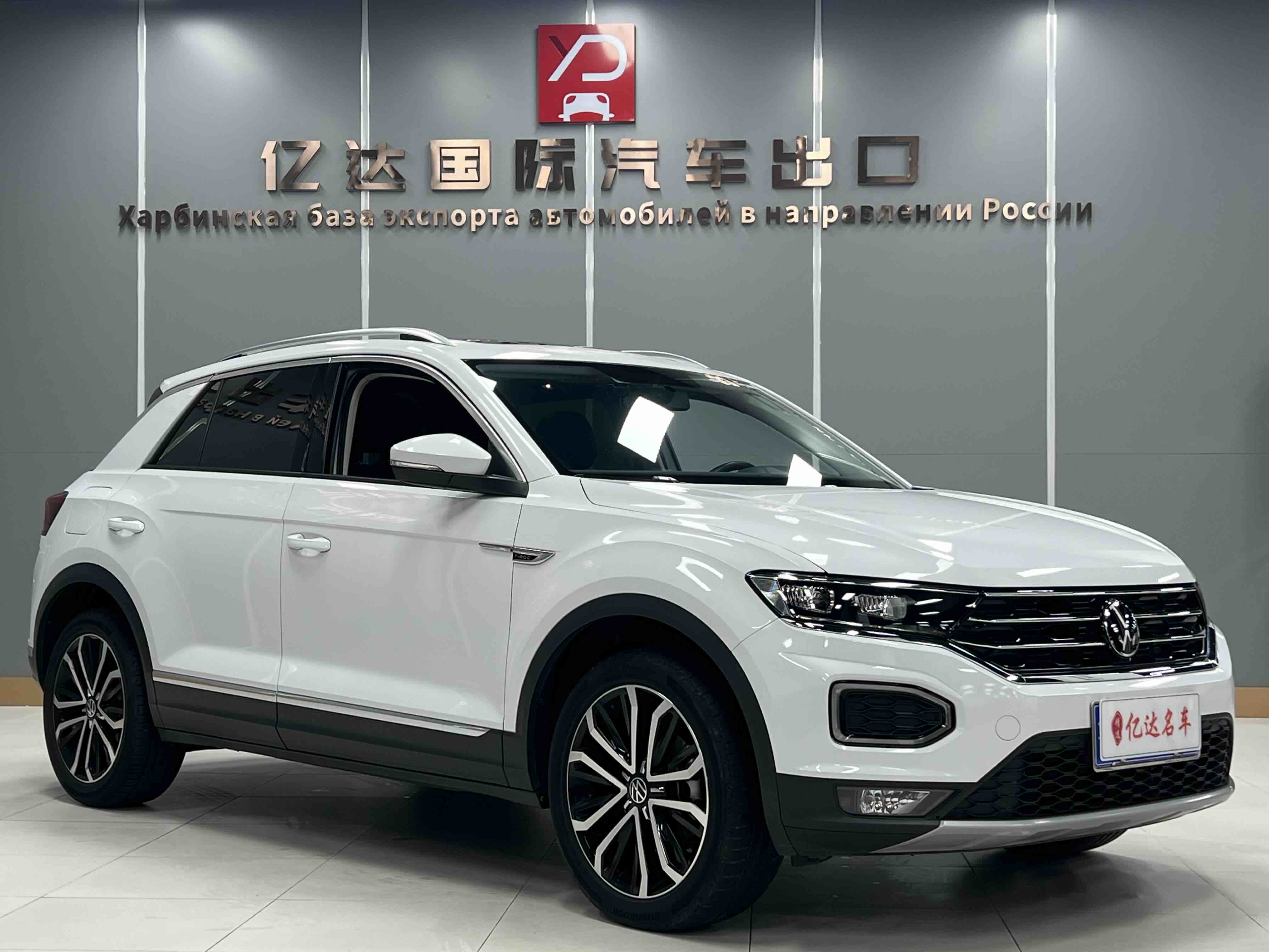 Volkswagen T-Roc 2021 car image #2