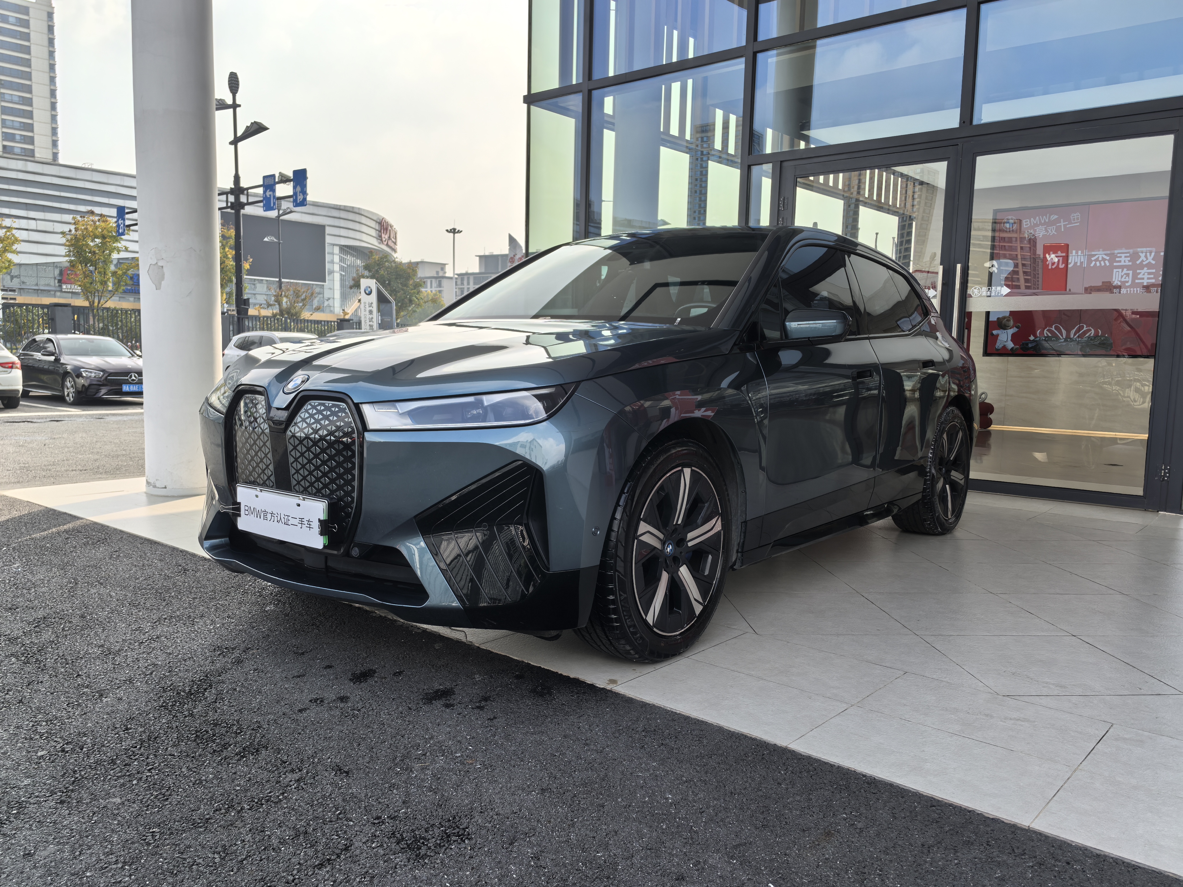 BMW iX 2023 car image #2