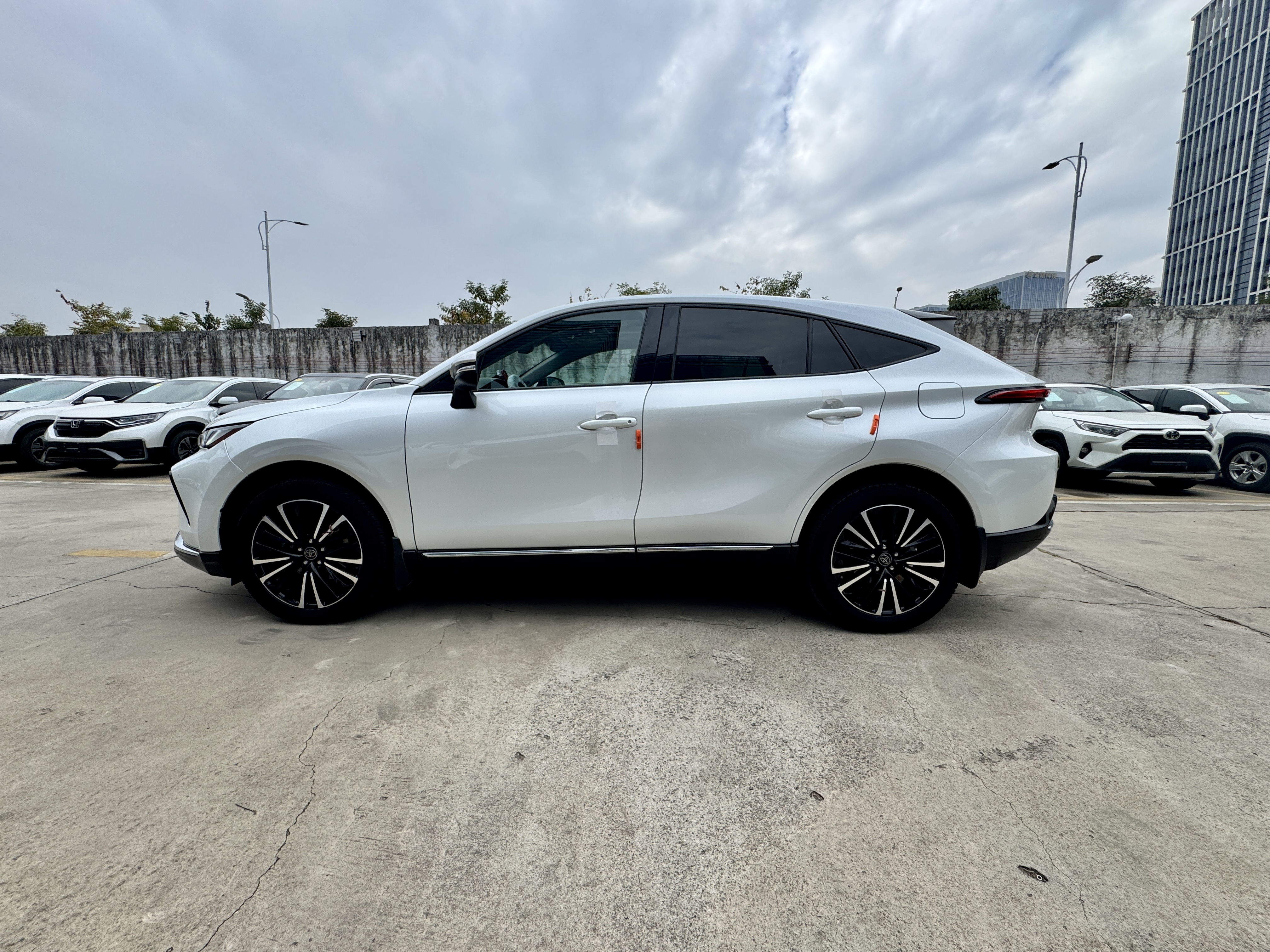 Toyota Venza 2023 car image #2