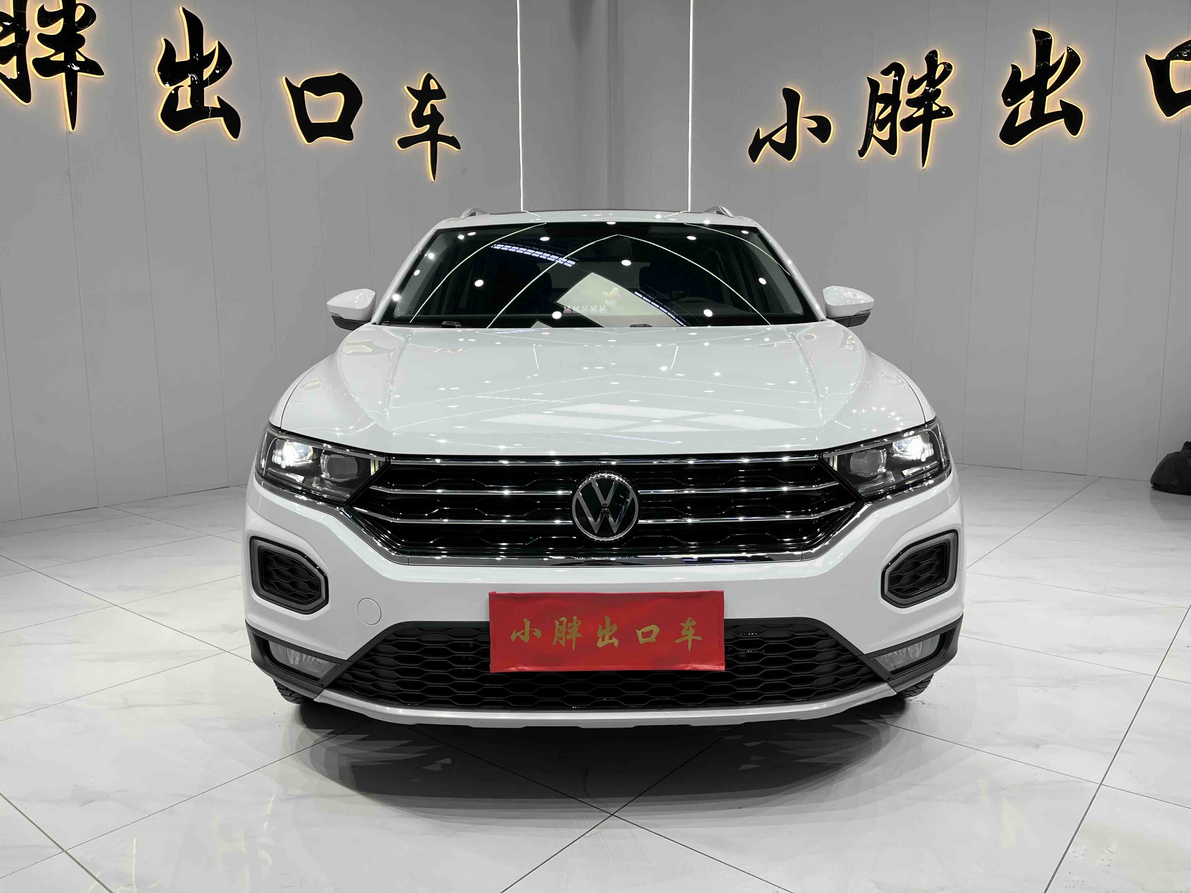 Volkswagen T-Roc 2022 car image #2