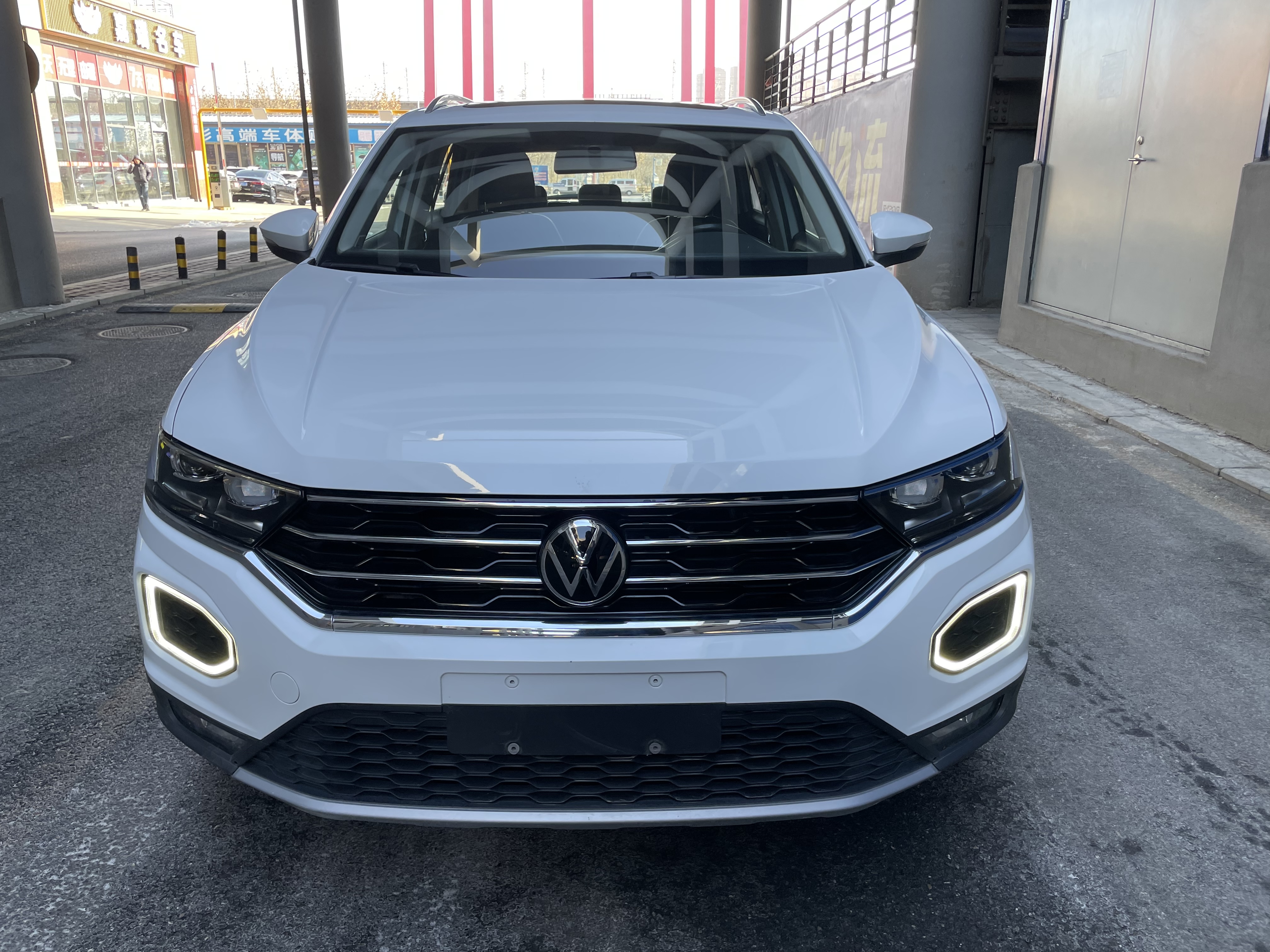 Volkswagen T-Roc 2022 car image #2