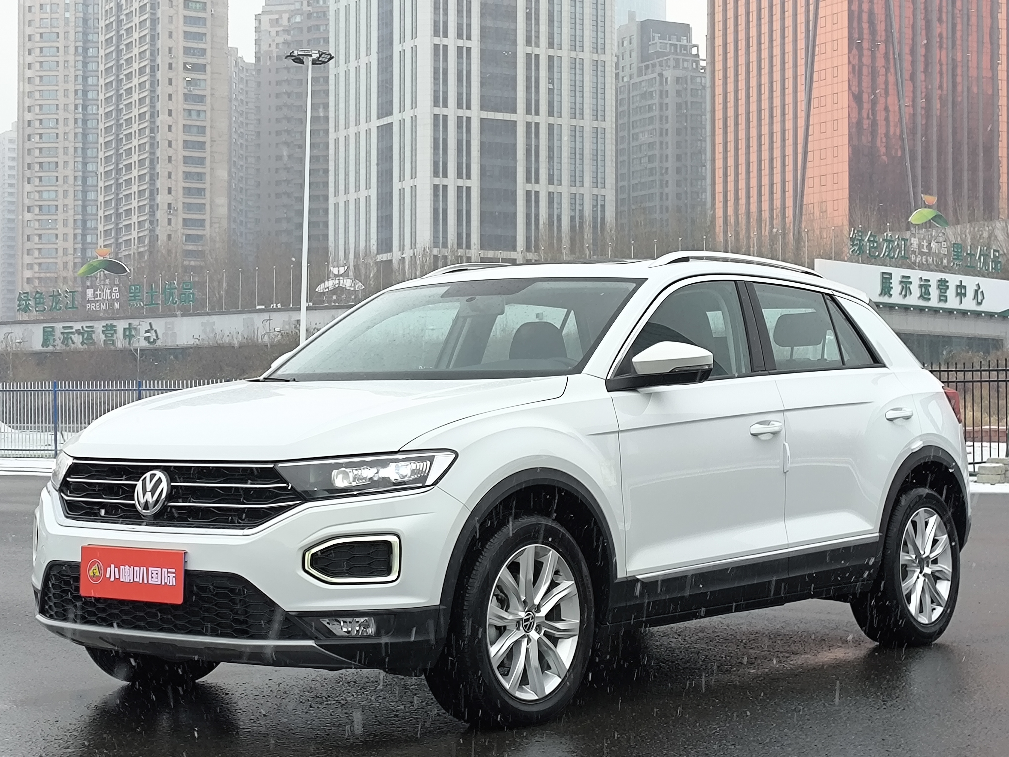 Volkswagen T-Roc 2022 car image #2