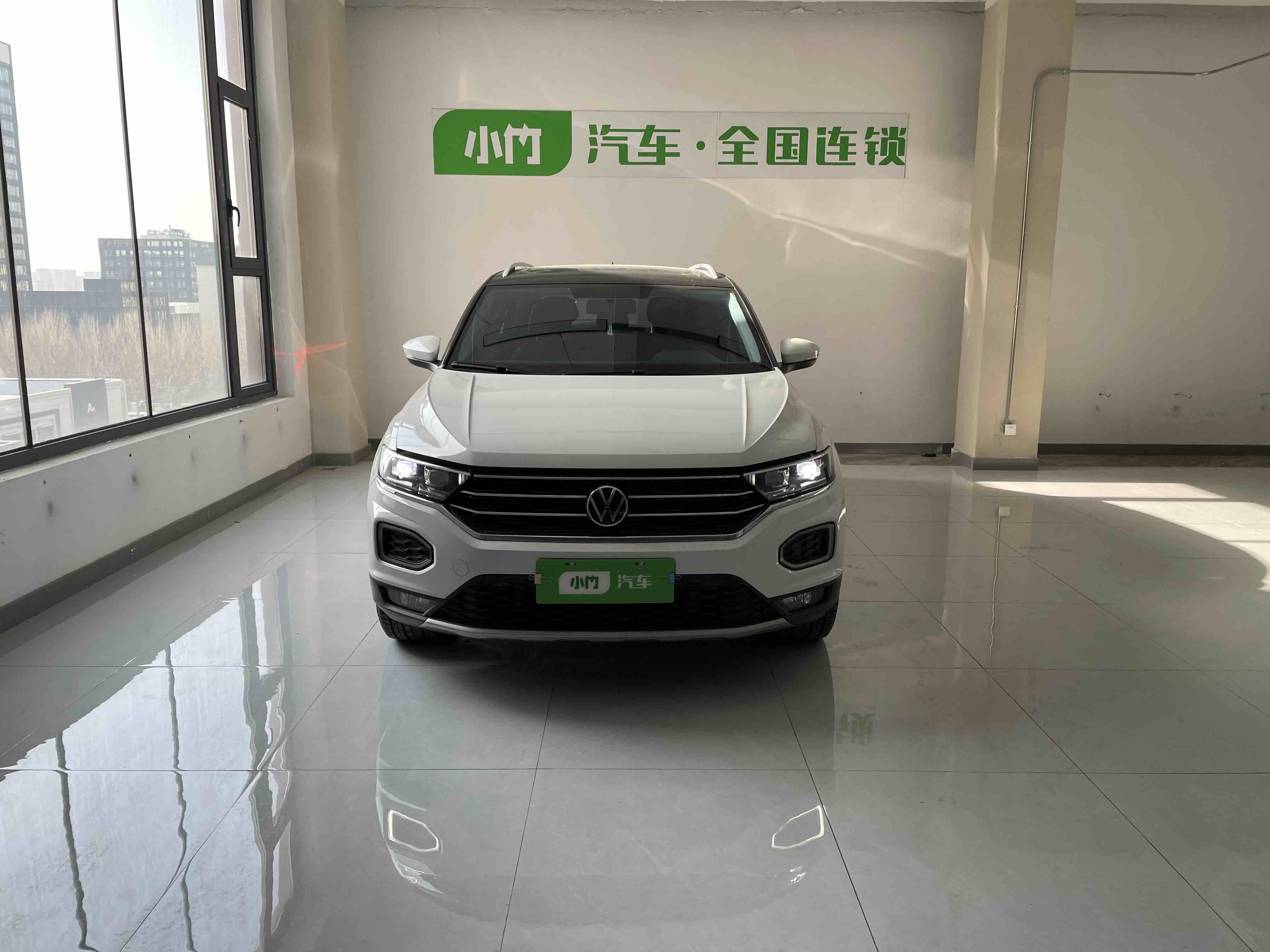 Volkswagen T-Roc 2023 car image #2