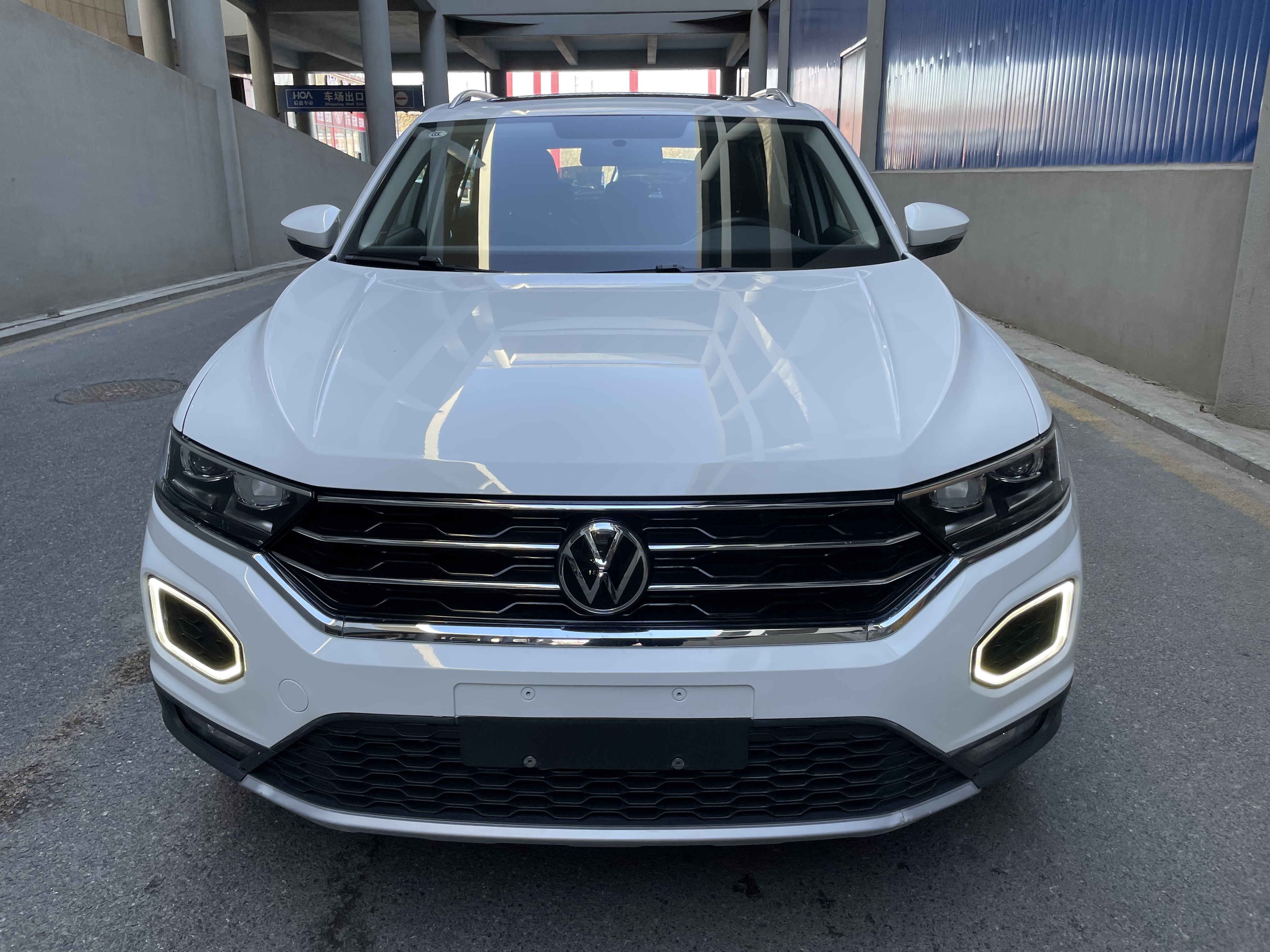 Volkswagen T-Roc 2022 car image #2